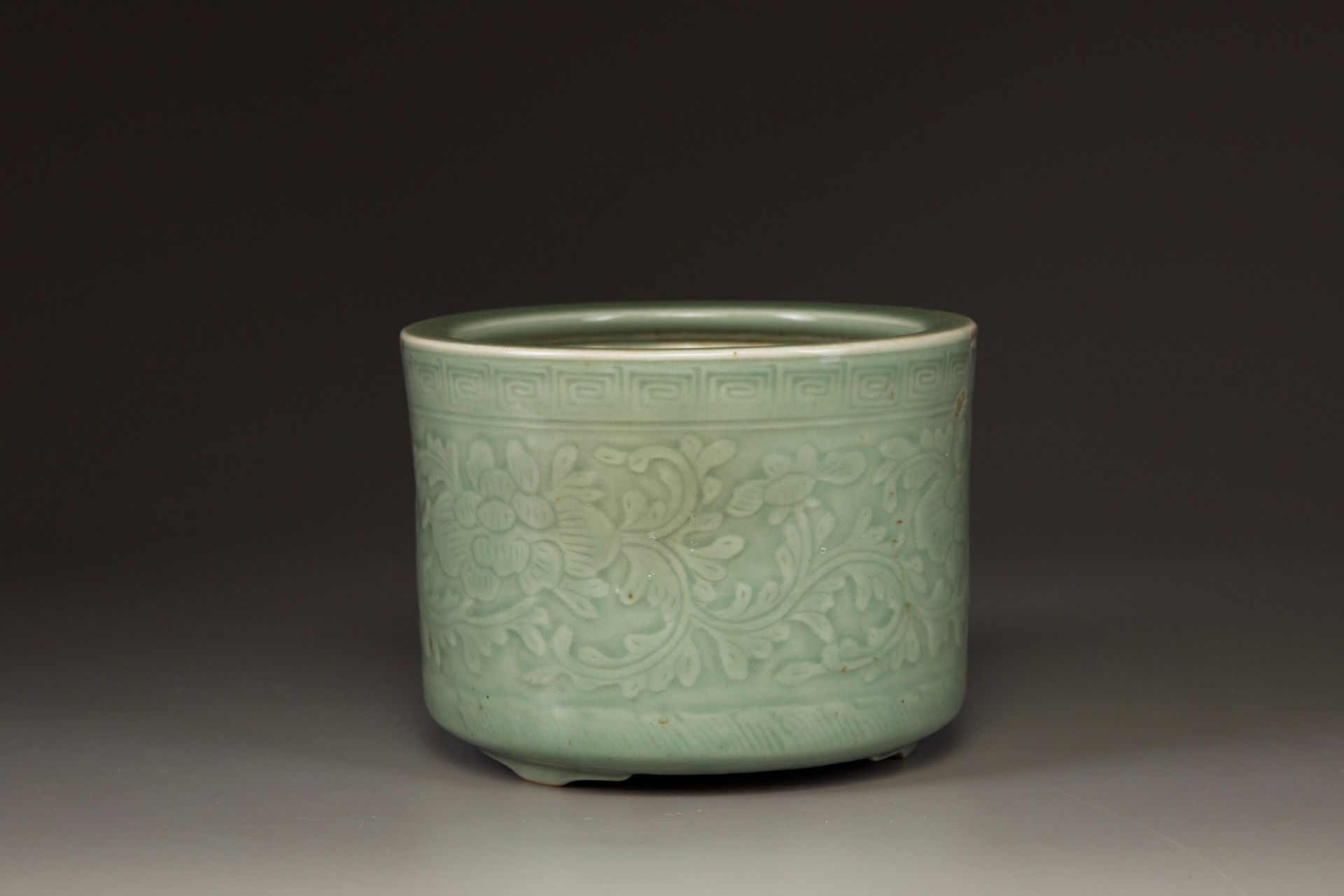 A Chinese celadon glazed tripod censer - Bild 3 aus 7