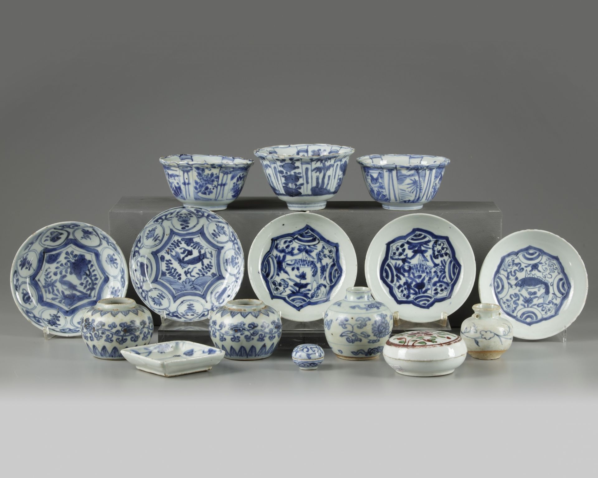 A group of fifteen Chinese porcelain vessels