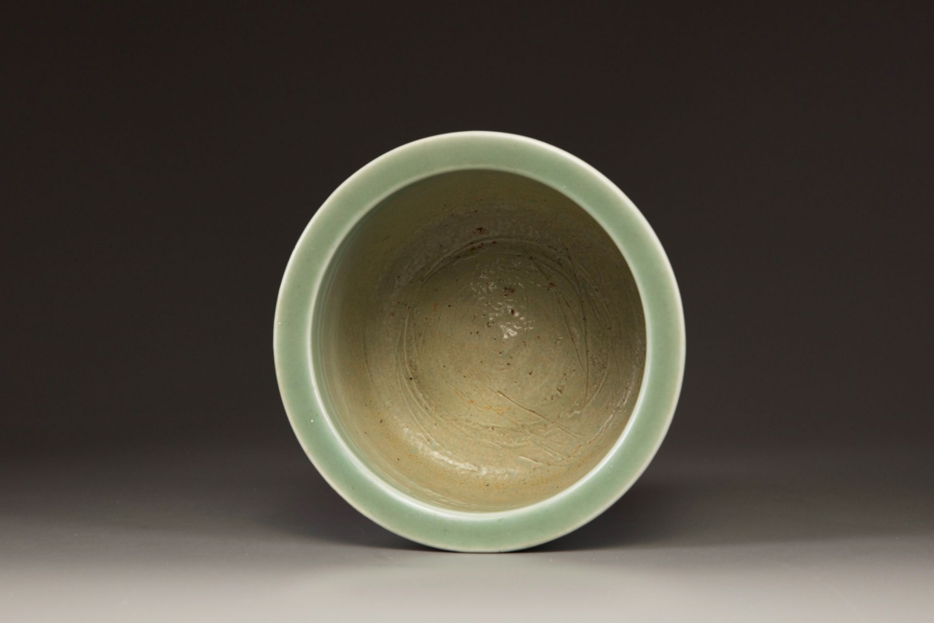 A Chinese celadon glazed tripod censer - Bild 6 aus 7