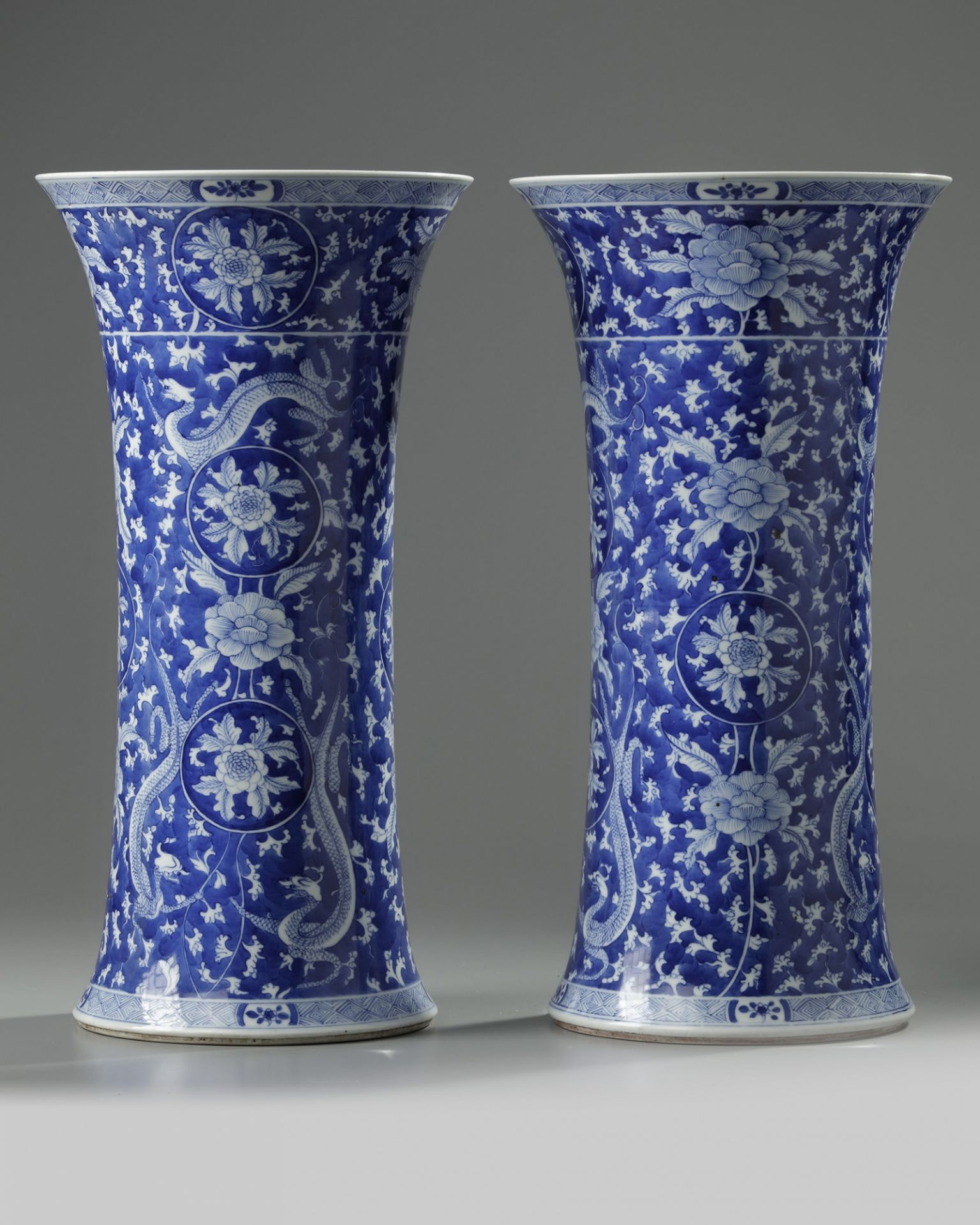 A pair of Chinese blue and white 'qilin' gu vases - Bild 2 aus 4