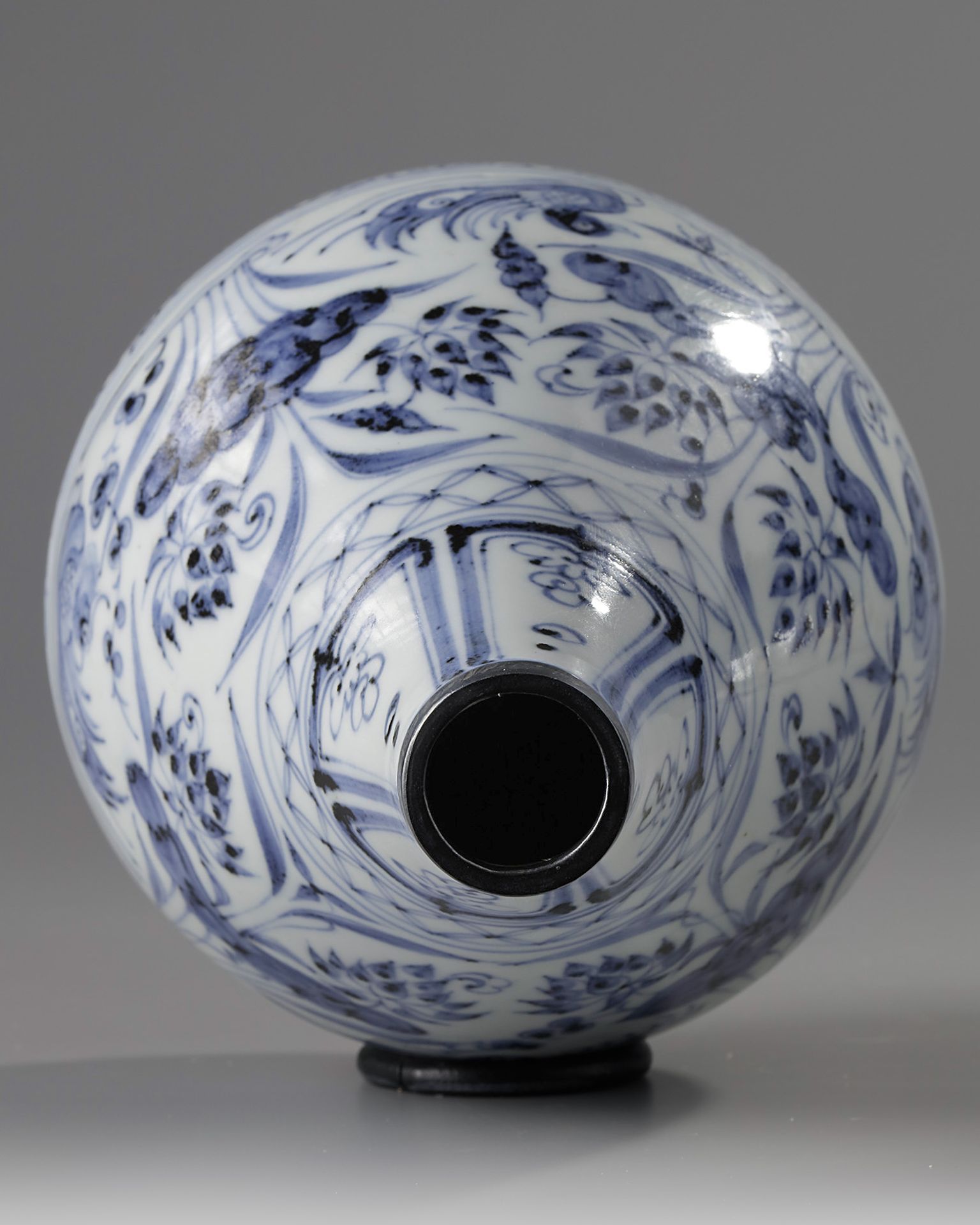 A Chinese blue and white bottle vase - Bild 4 aus 5