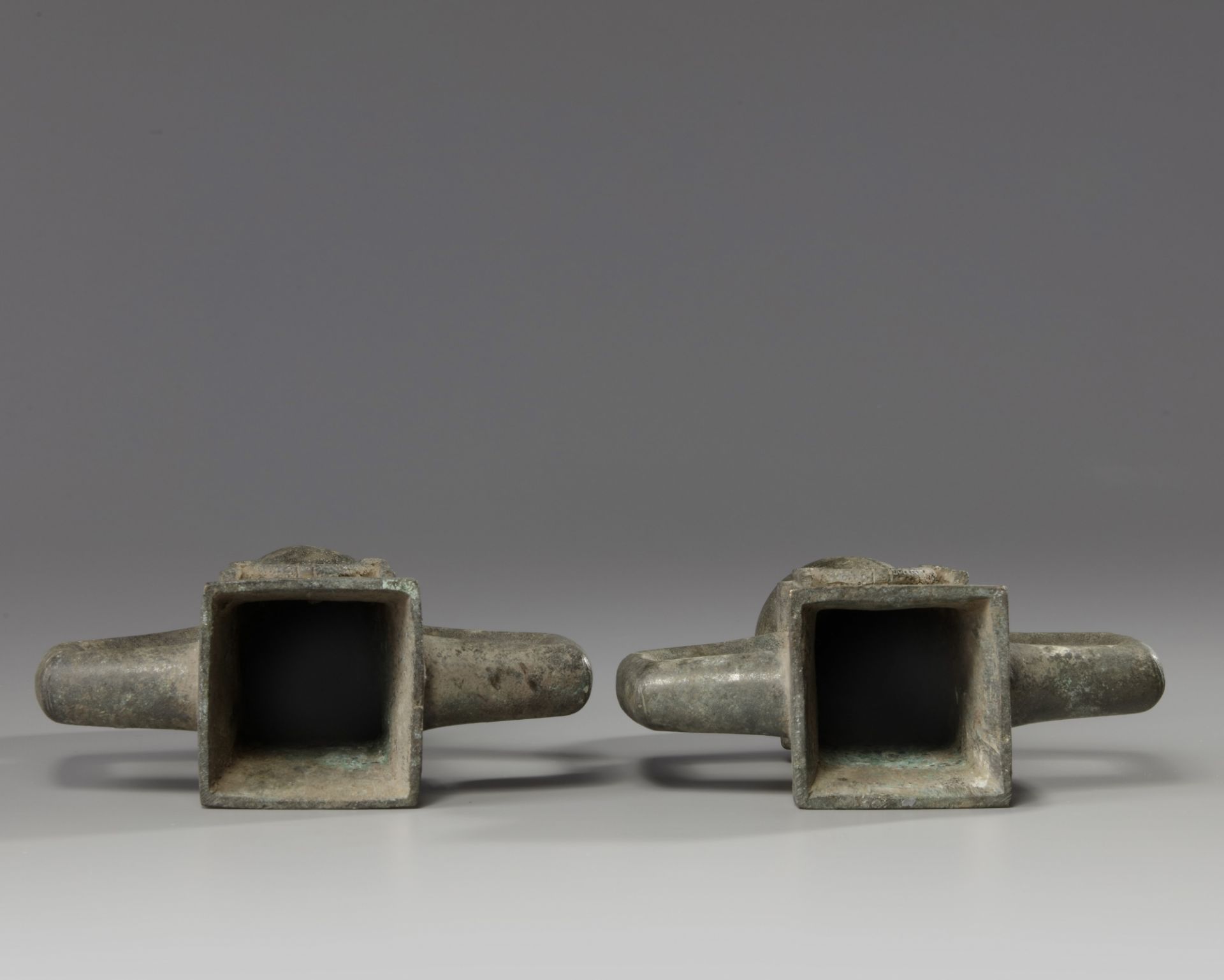 A pair of Roman bronze chariot cleats - Bild 4 aus 4