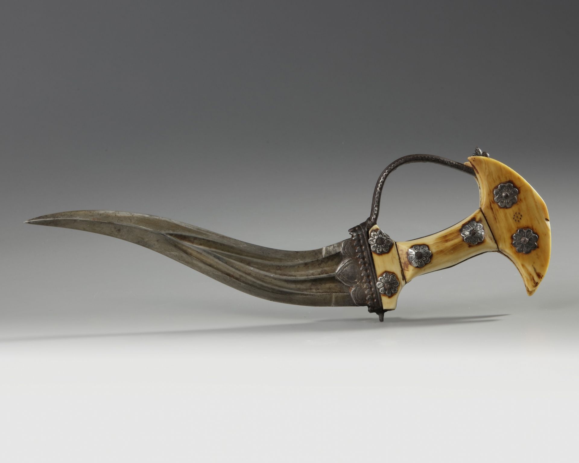 An Islamic bone hilted dagger - Bild 2 aus 3