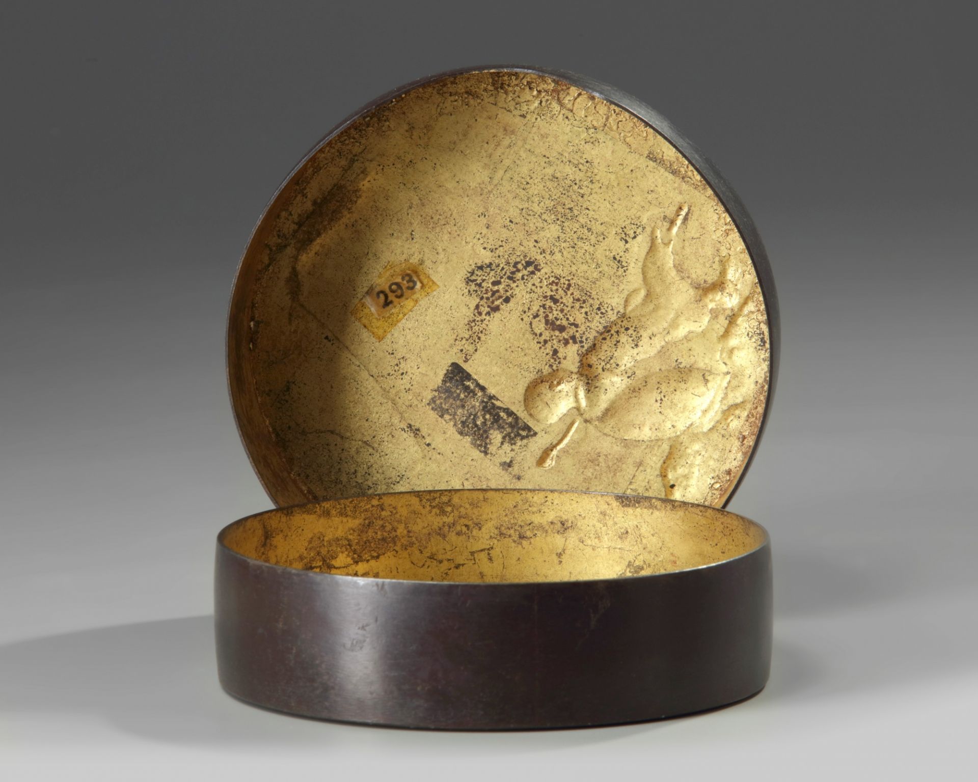 A Japanese bronze pastebox - Bild 2 aus 3