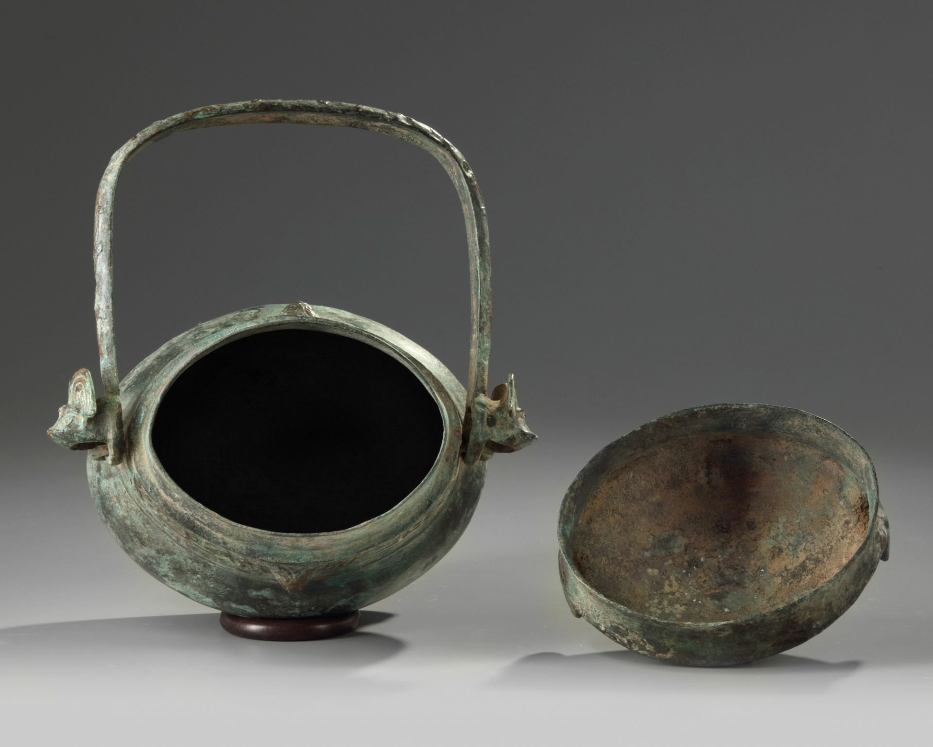 A Chinese bronze ritual wine vessel and cover, you - Bild 3 aus 4