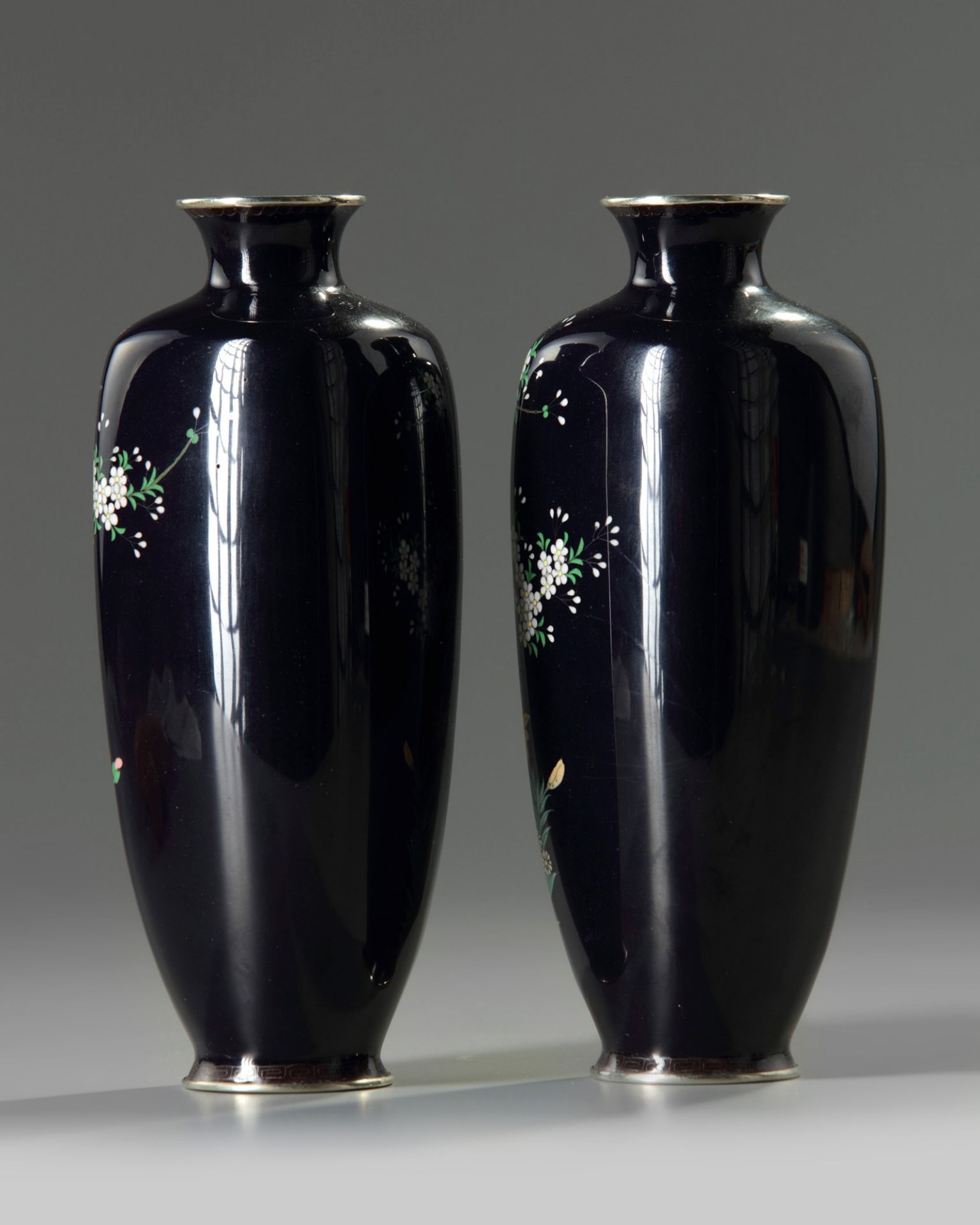 A pair of Japanese Cloisonné vases - Bild 2 aus 4