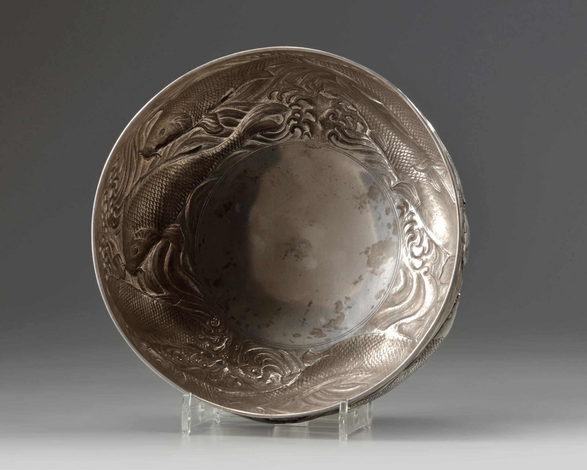A silver 'carp' bowl, attributed to the Konoike workshop. - Bild 5 aus 10