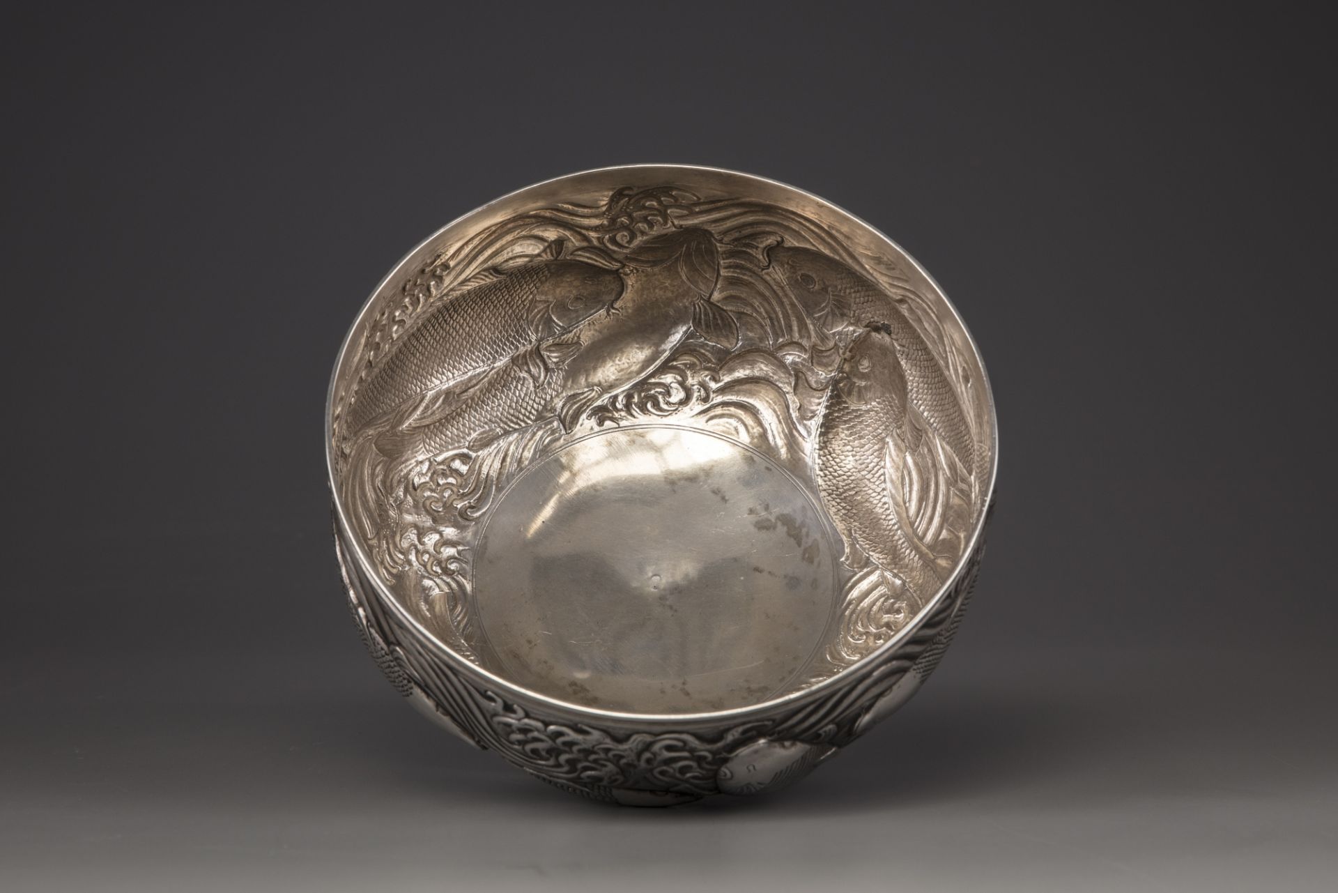 A silver 'carp' bowl, attributed to the Konoike workshop. - Bild 9 aus 10