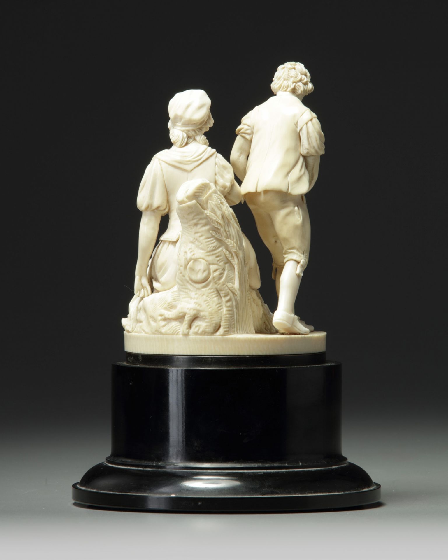 An European ivory of an amorous couple 'Dieppe' - Bild 2 aus 3