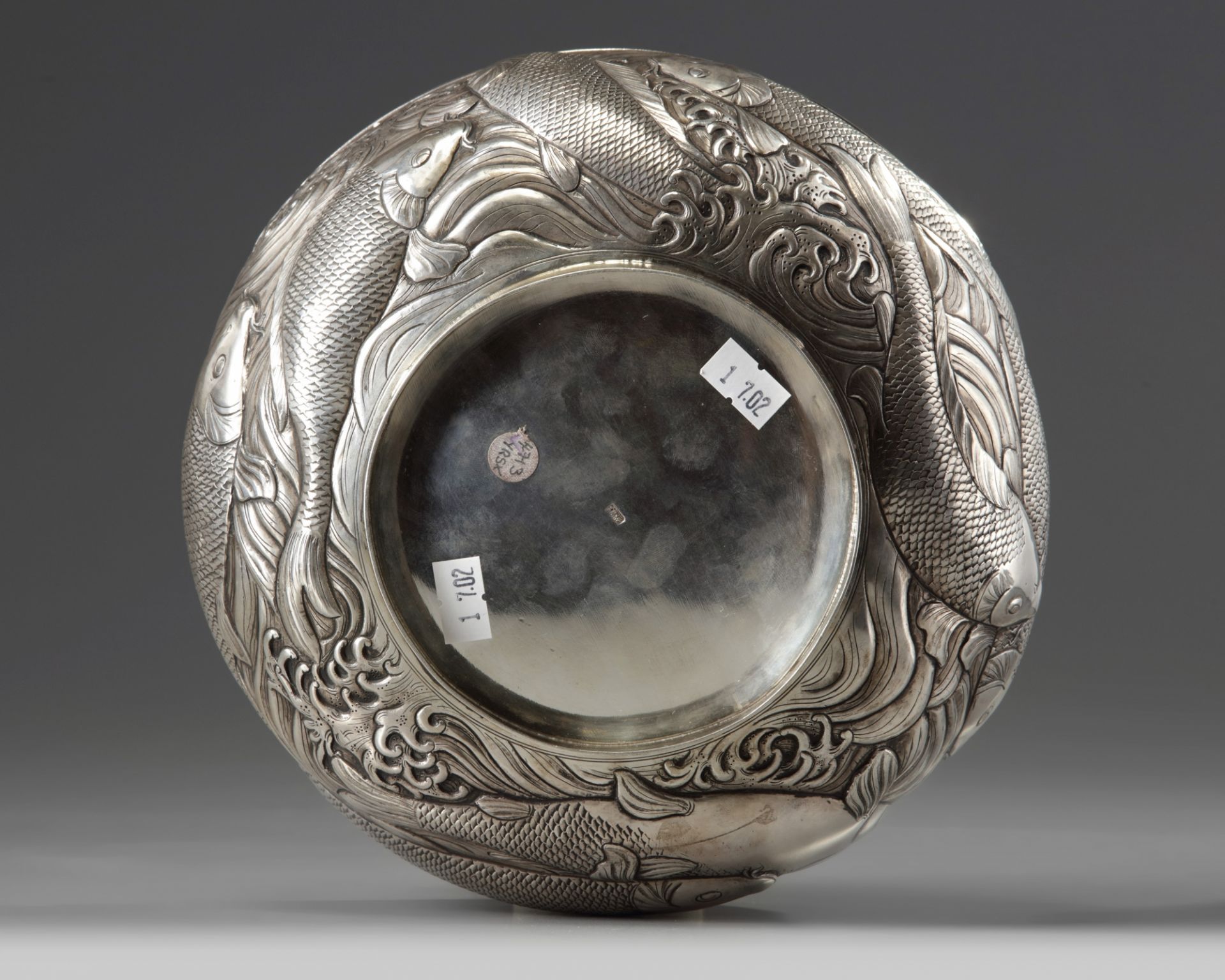 A silver 'carp' bowl, attributed to the Konoike workshop. - Bild 10 aus 10