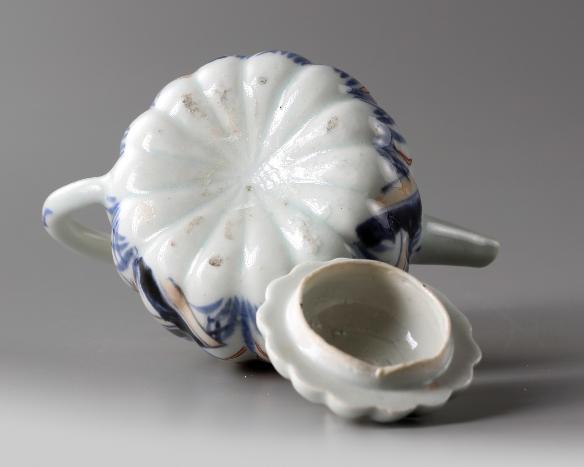 A Chinese imari 'floral' lobed teapot - Image 4 of 4