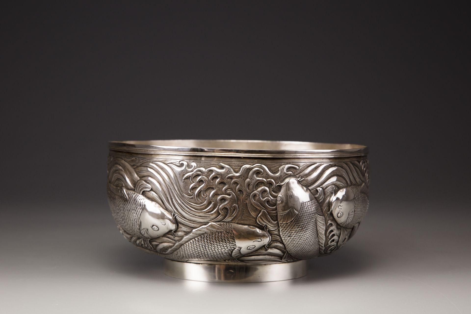 A silver 'carp' bowl, attributed to the Konoike workshop. - Bild 8 aus 10