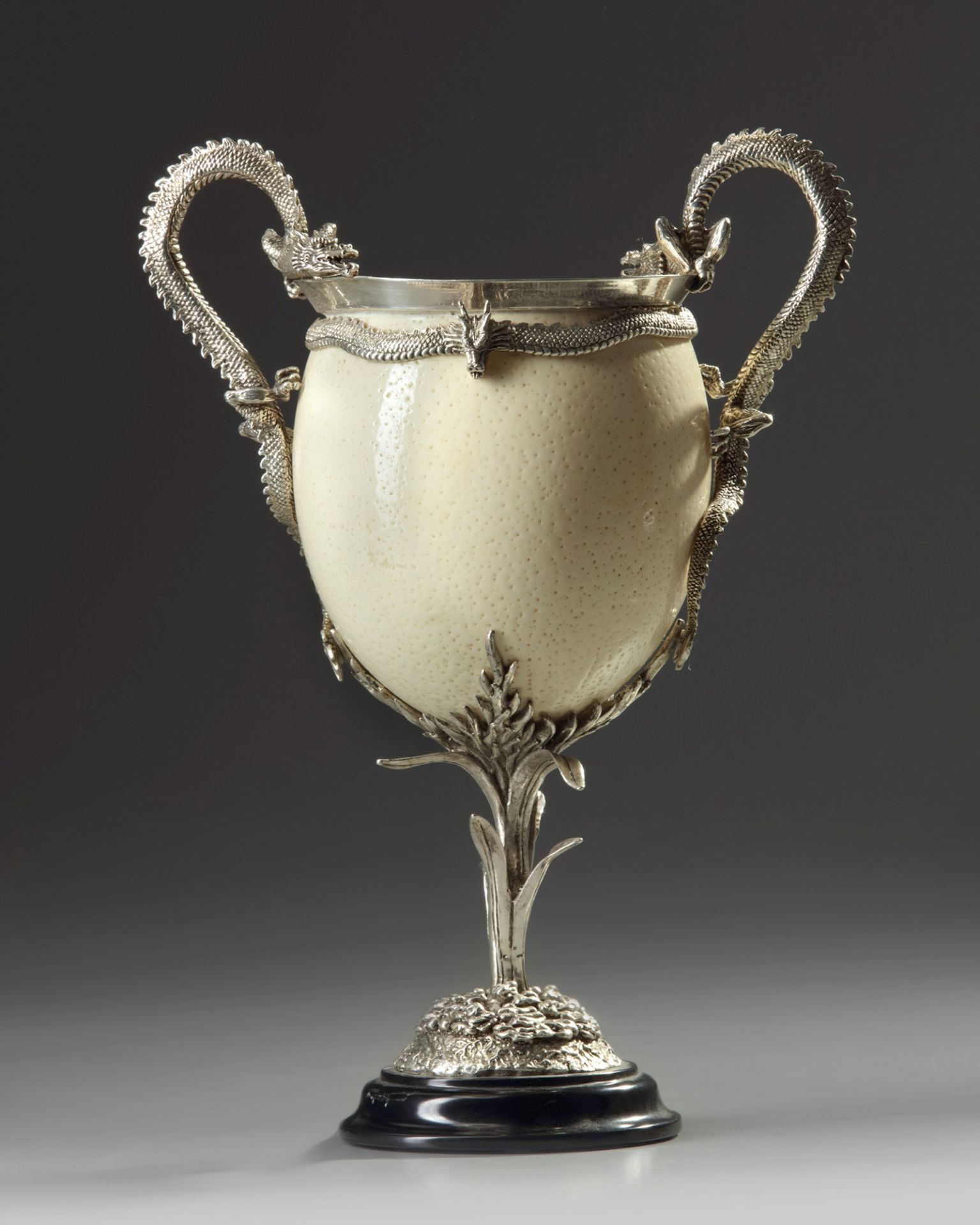 A Japanese silver-mounted ostrich egg cup - Bild 2 aus 4