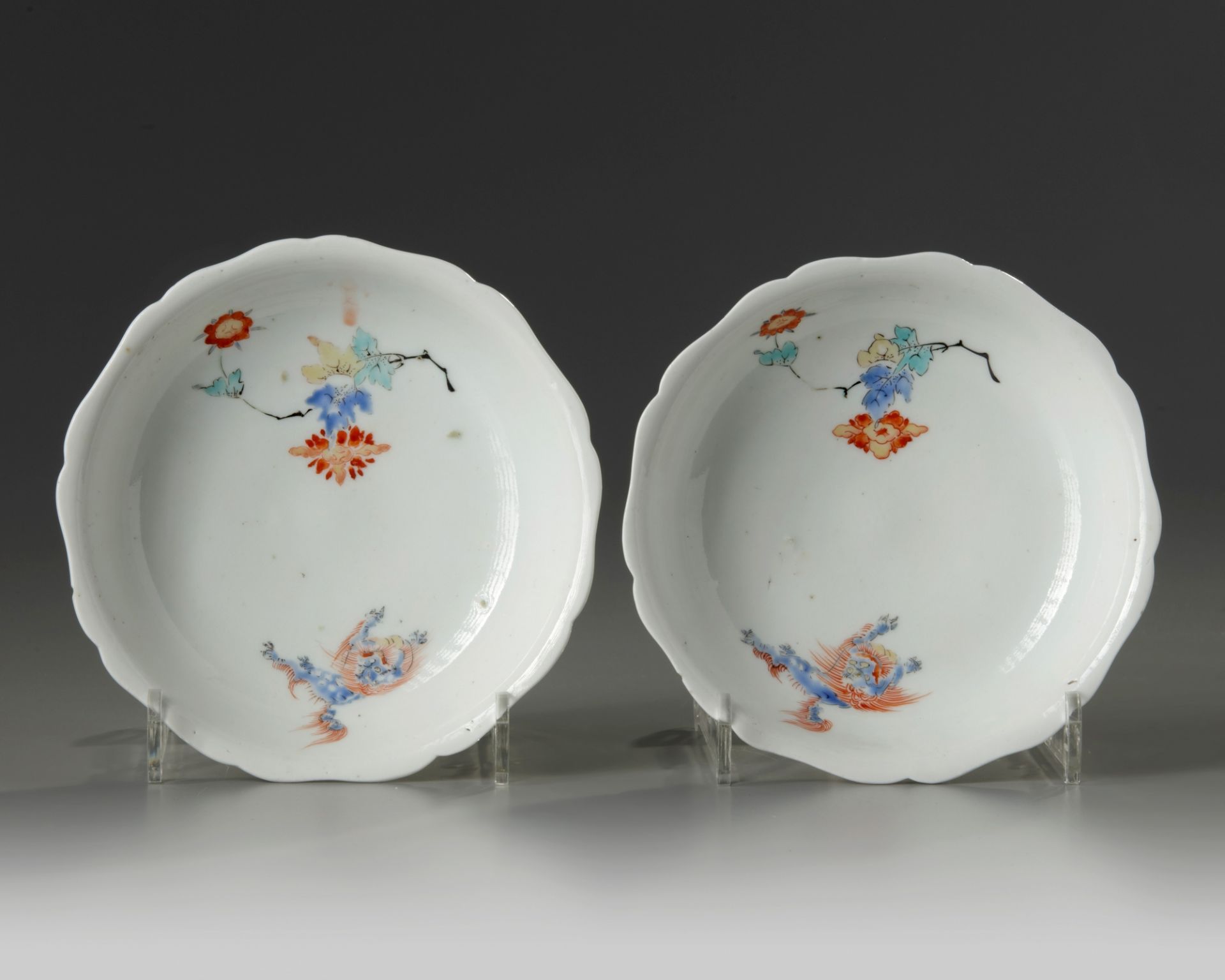 A pair of Japanese 'kakiemon' dishes