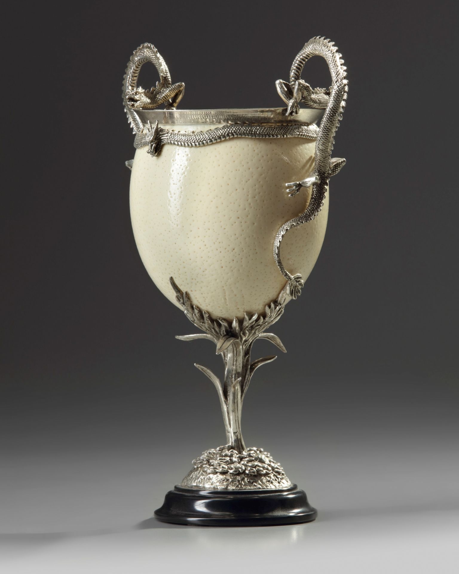 A Japanese silver-mounted ostrich egg cup - Bild 3 aus 4