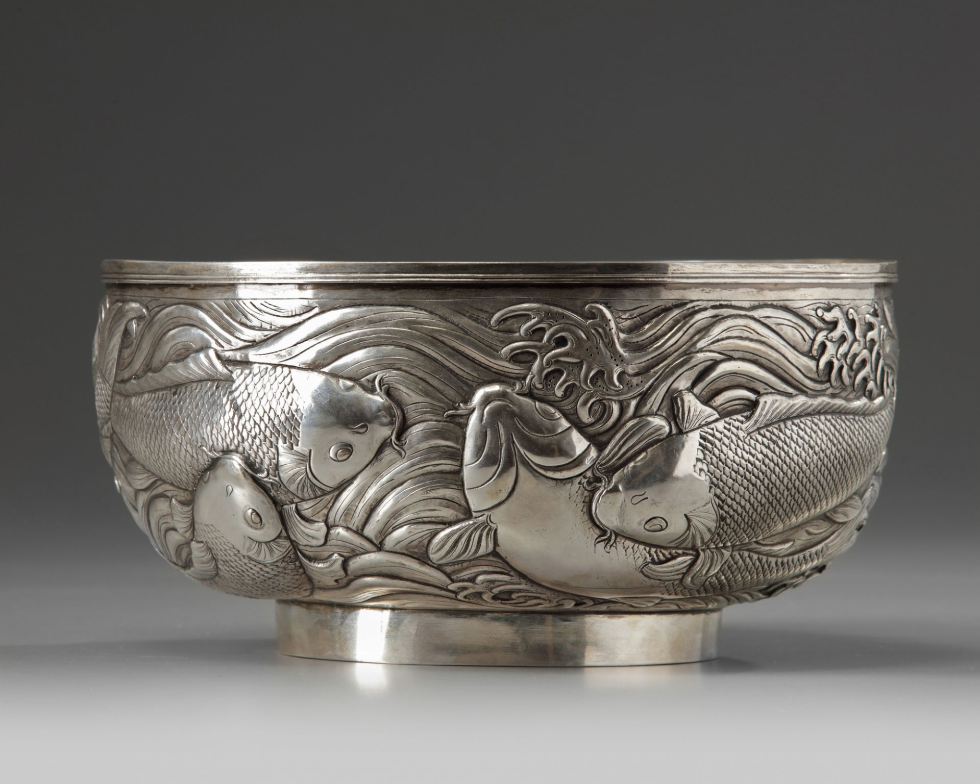 A silver 'carp' bowl, attributed to the Konoike workshop. - Bild 3 aus 10