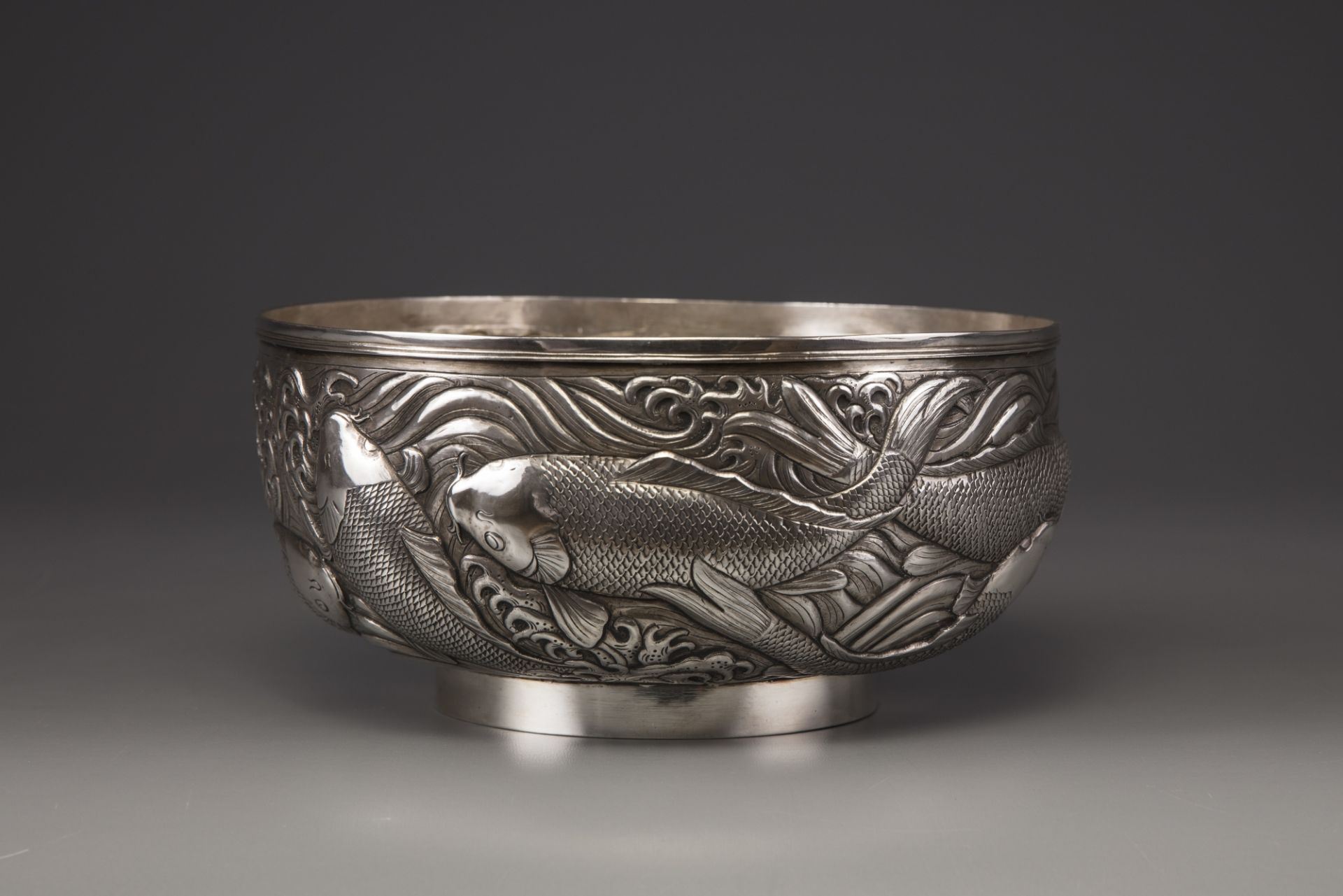 A silver 'carp' bowl, attributed to the Konoike workshop. - Bild 7 aus 10