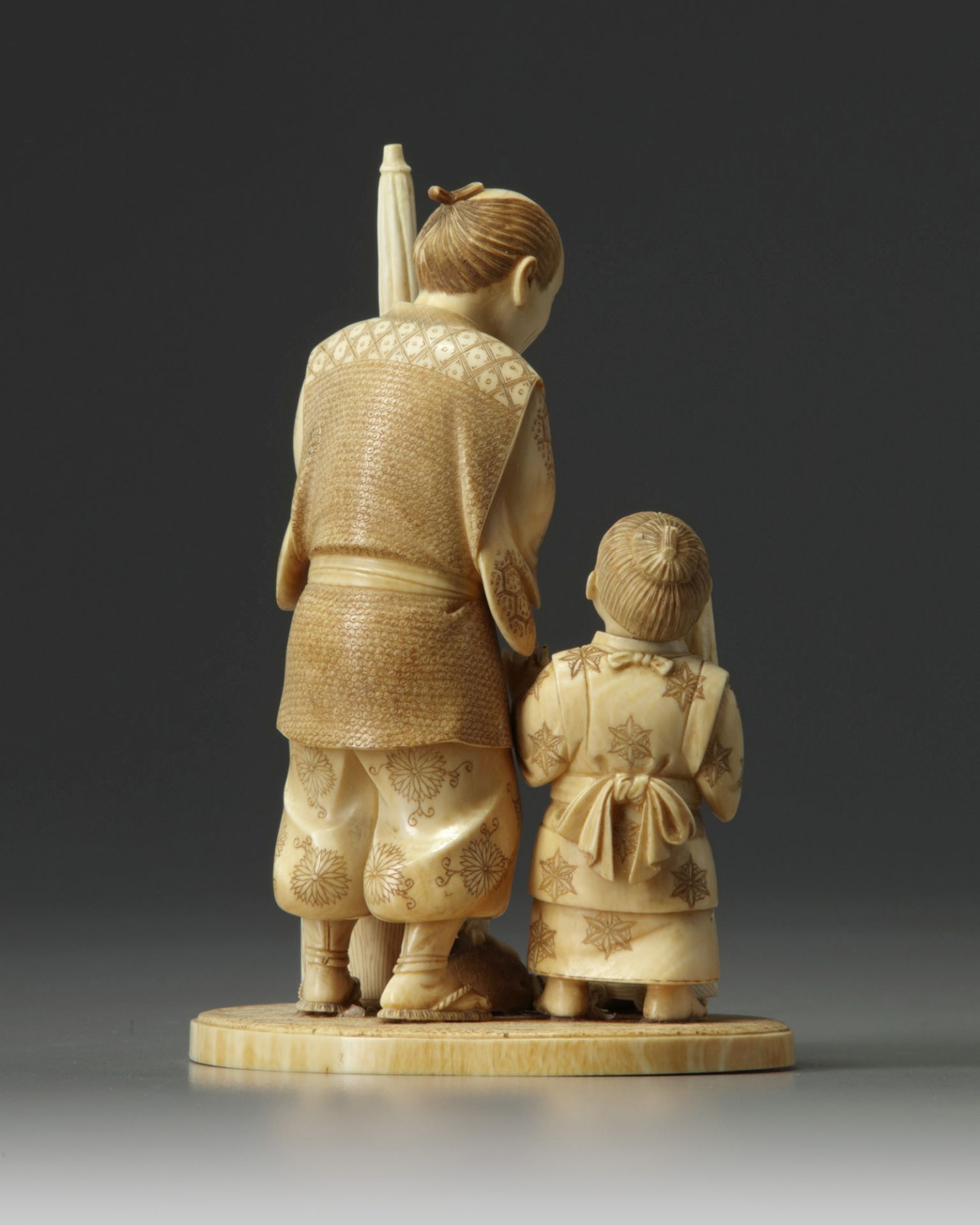 An ivory okimono of father and son - Bild 2 aus 3