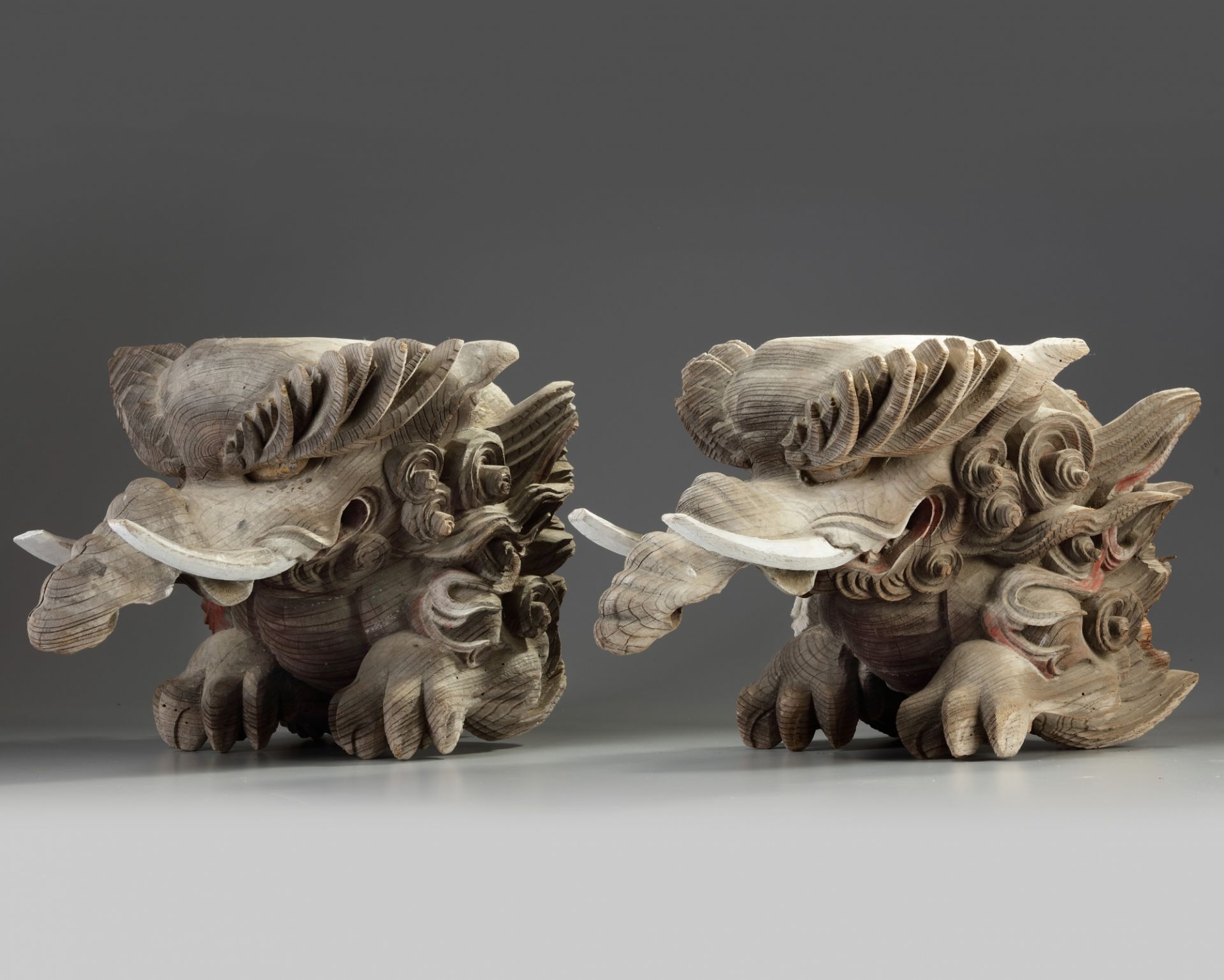 A pair of Japanese carved wood mythical beasts - Bild 2 aus 4