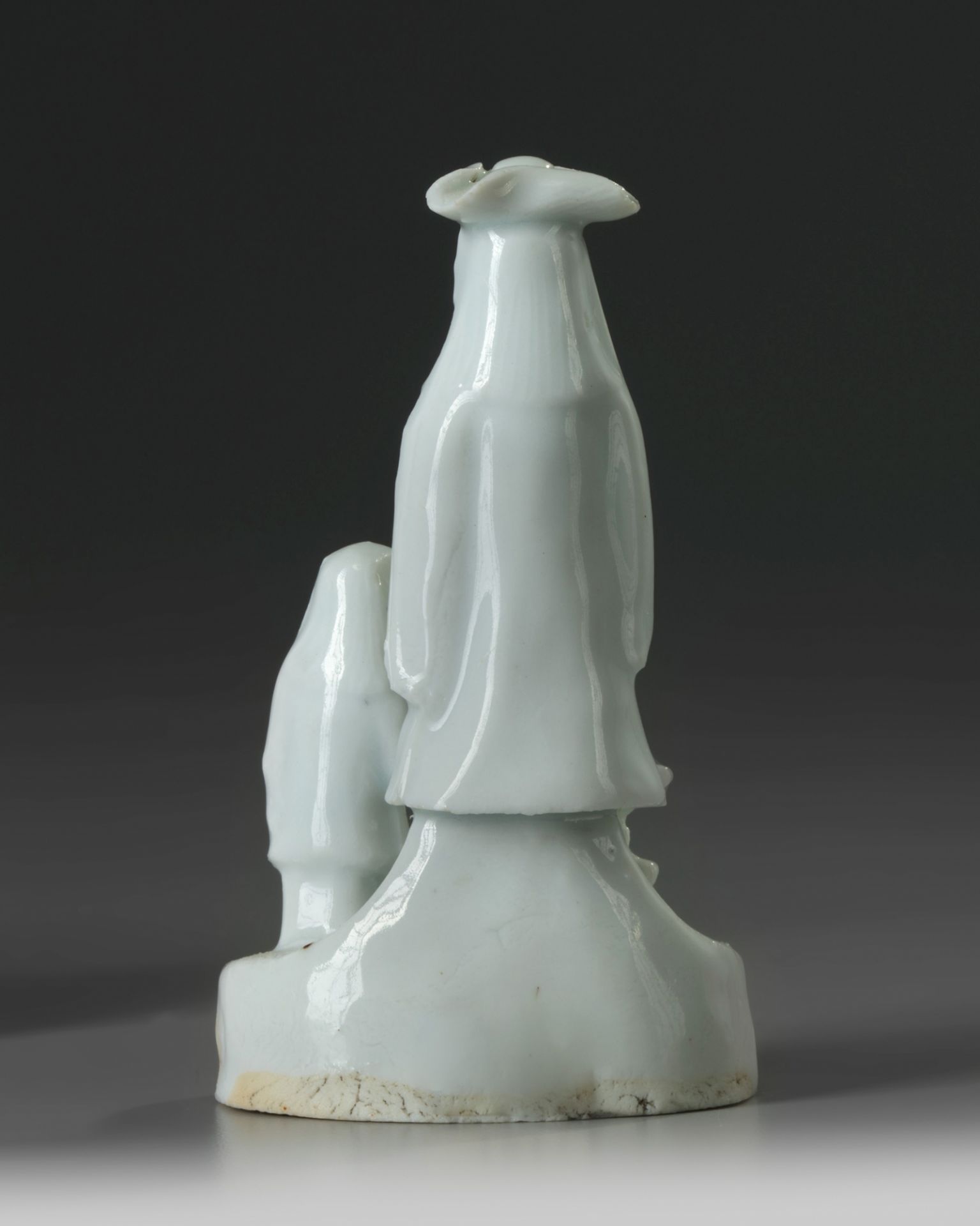 A Chinese Dehua white-glazed figure of a Dutchman - Bild 2 aus 3