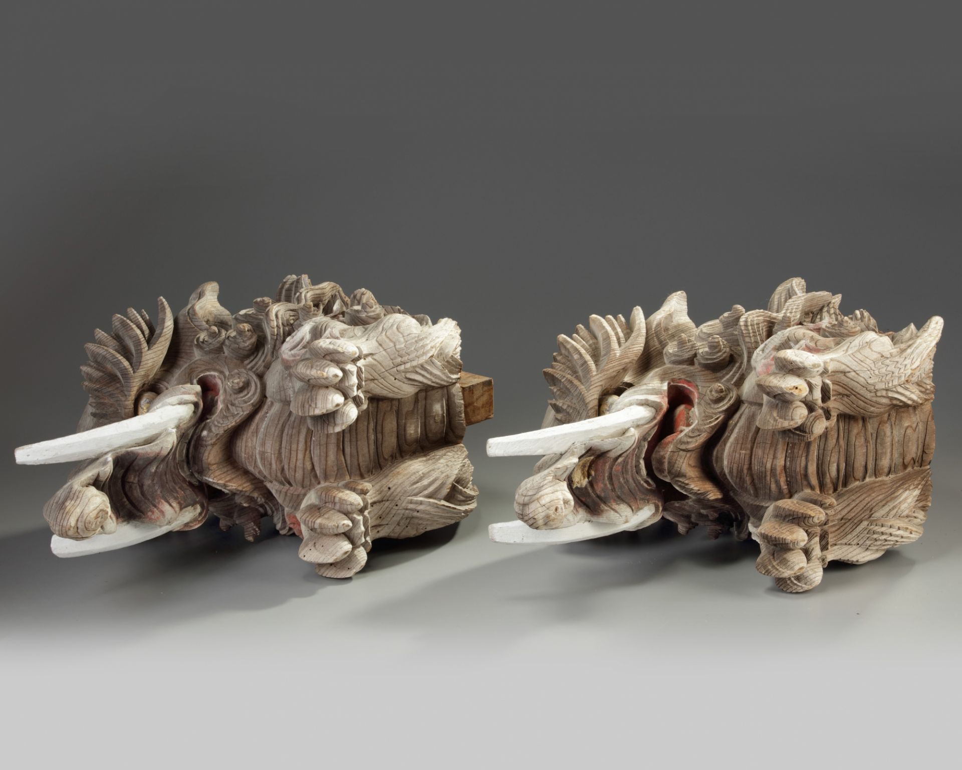 A pair of Japanese carved wood mythical beasts - Bild 3 aus 4