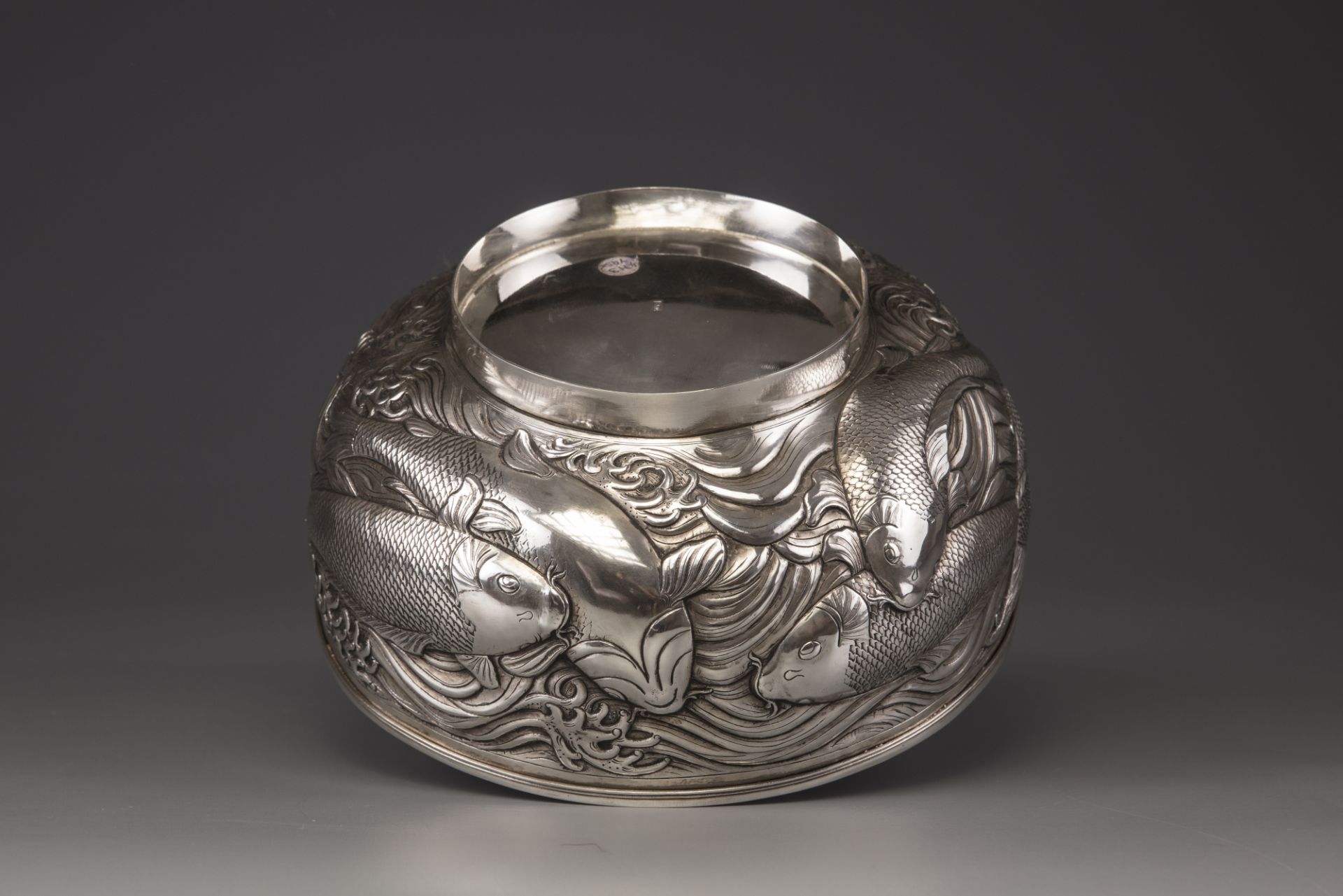 A silver 'carp' bowl, attributed to the Konoike workshop. - Bild 4 aus 10