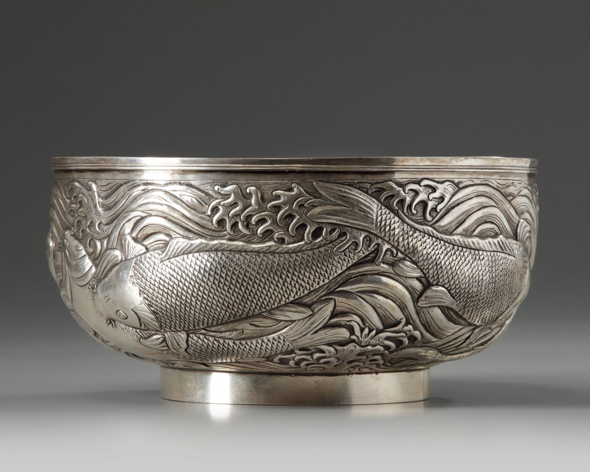A silver 'carp' bowl, attributed to the Konoike workshop. - Bild 2 aus 10
