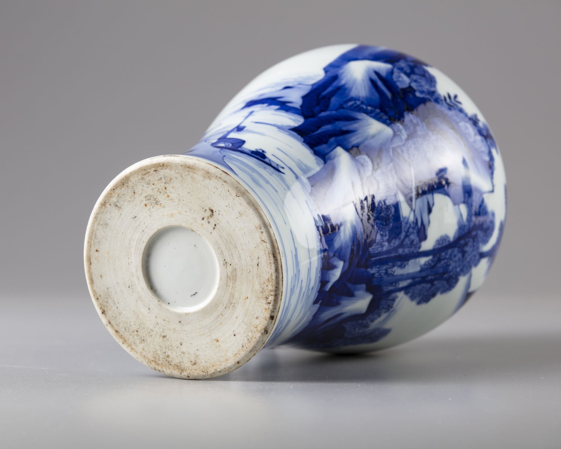 A blue and white meiping vase - Image 4 of 5