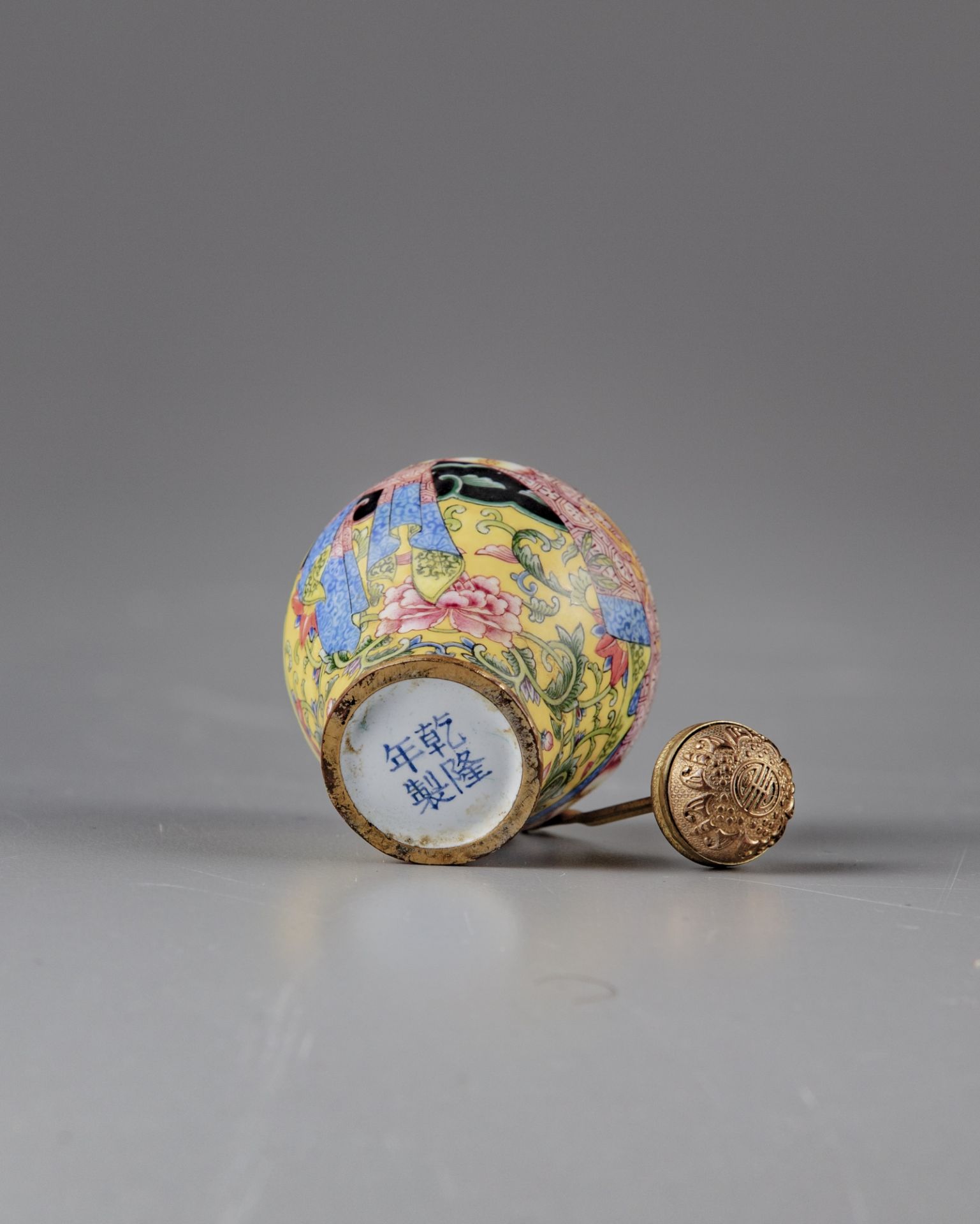 A small Chinese painted enamel trompe l'oeil snuff bottle - Image 3 of 4