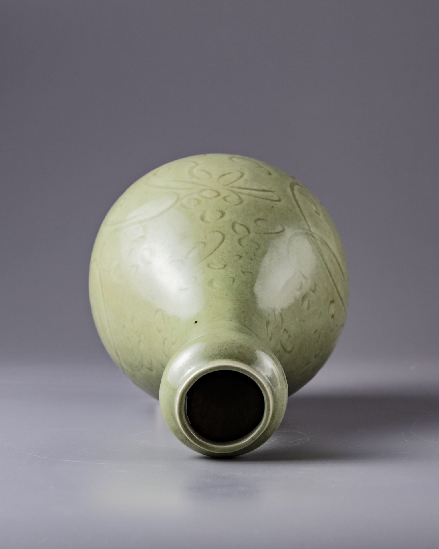 A celadon glazed garlic-head vase - Image 4 of 4