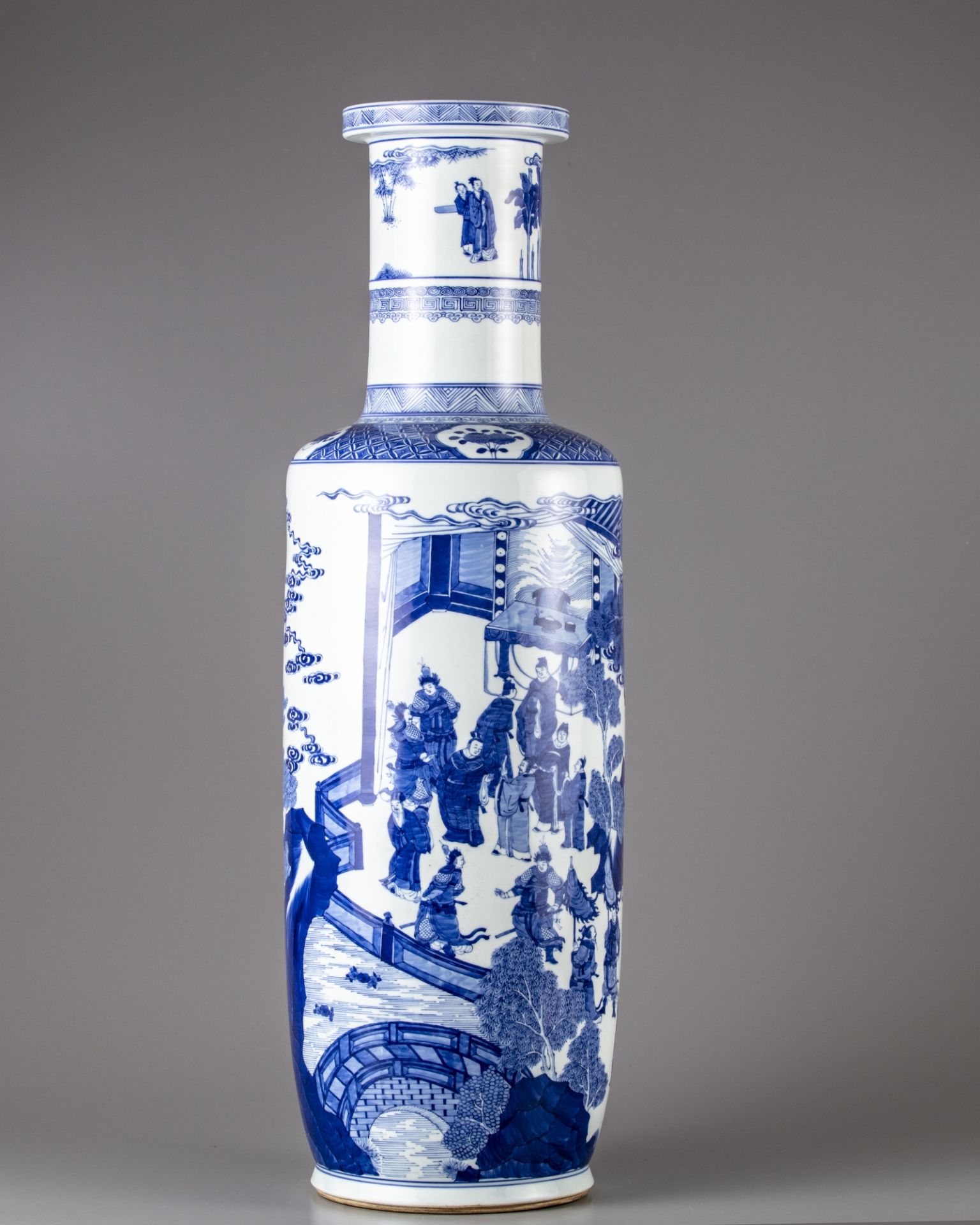 A blue and white rouleau vase - Image 5 of 11