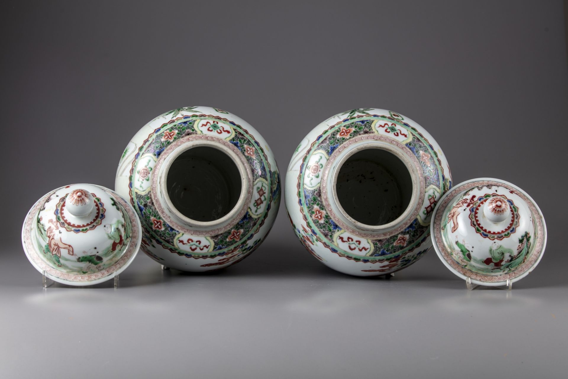 A pair of famille verte vases with cover - Image 4 of 8