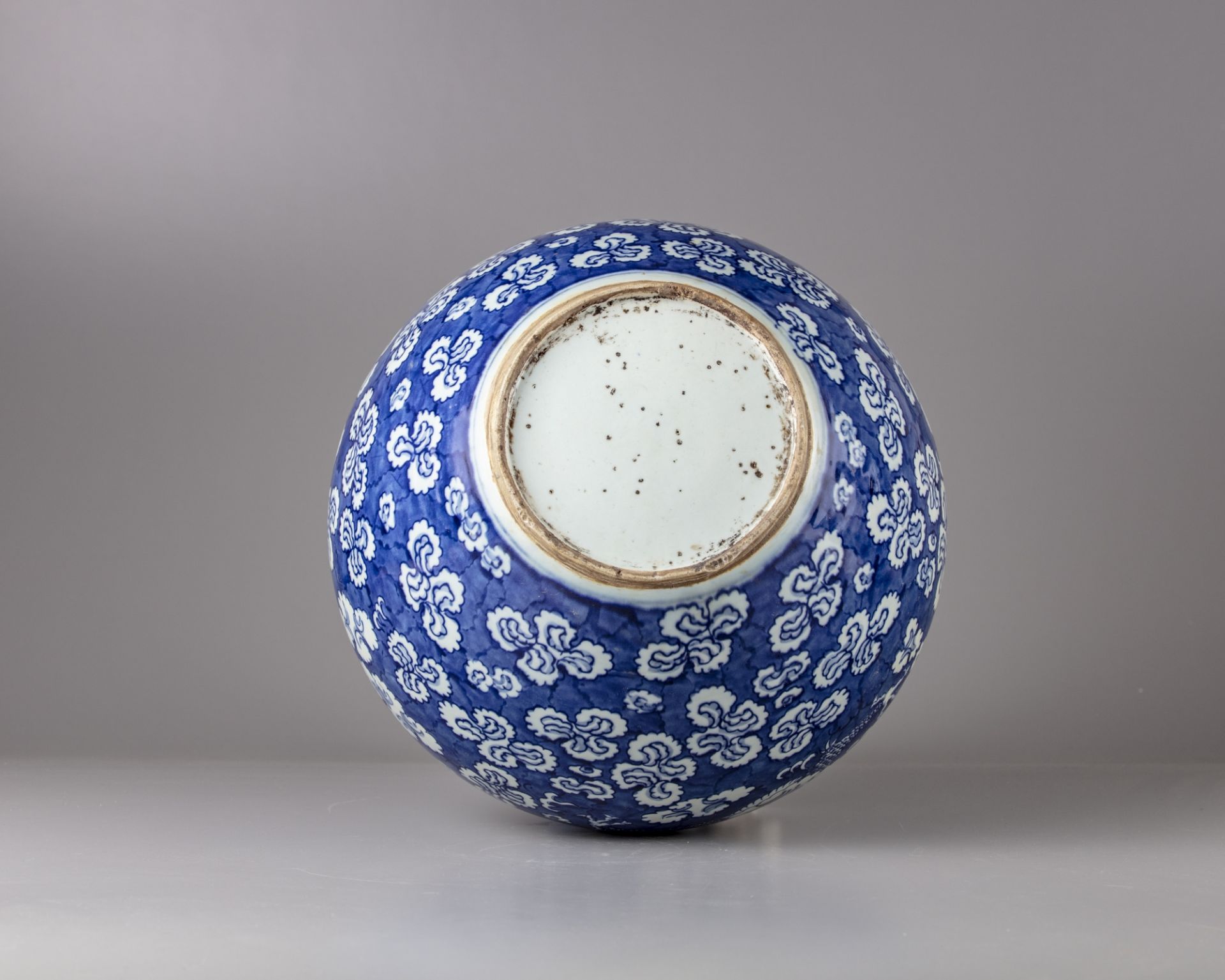 A blue and white 'dragon' bottle vase - Image 4 of 5