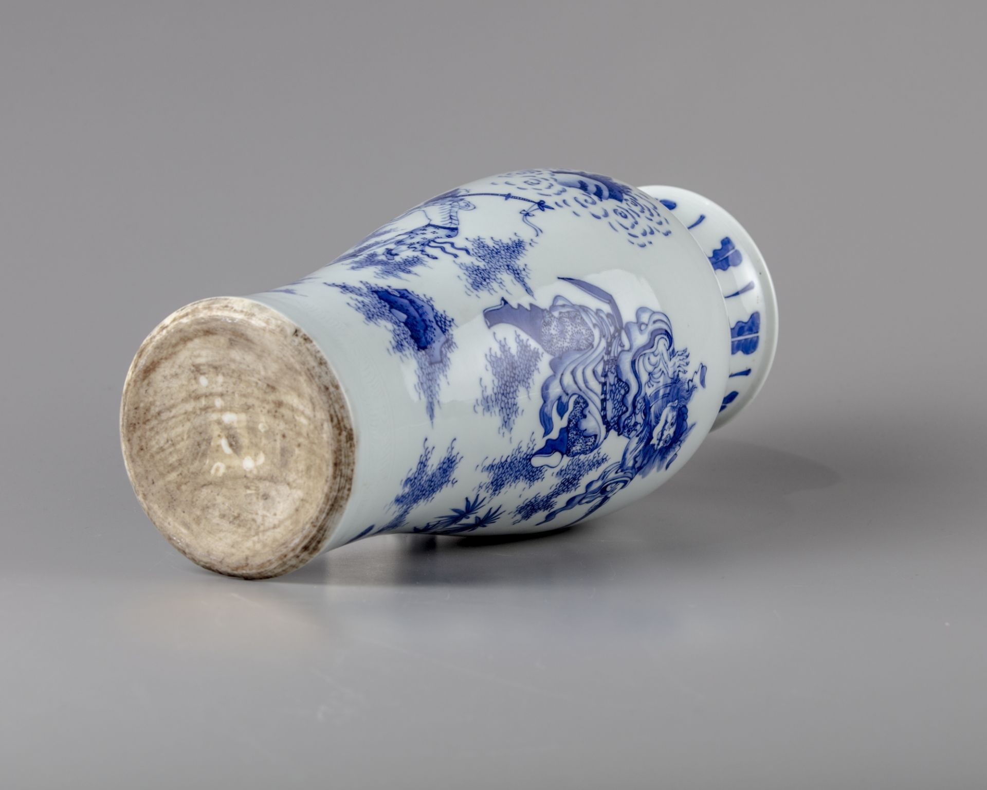 A Chinese blue and white 'Zhong Kui' slender vase - Bild 6 aus 7