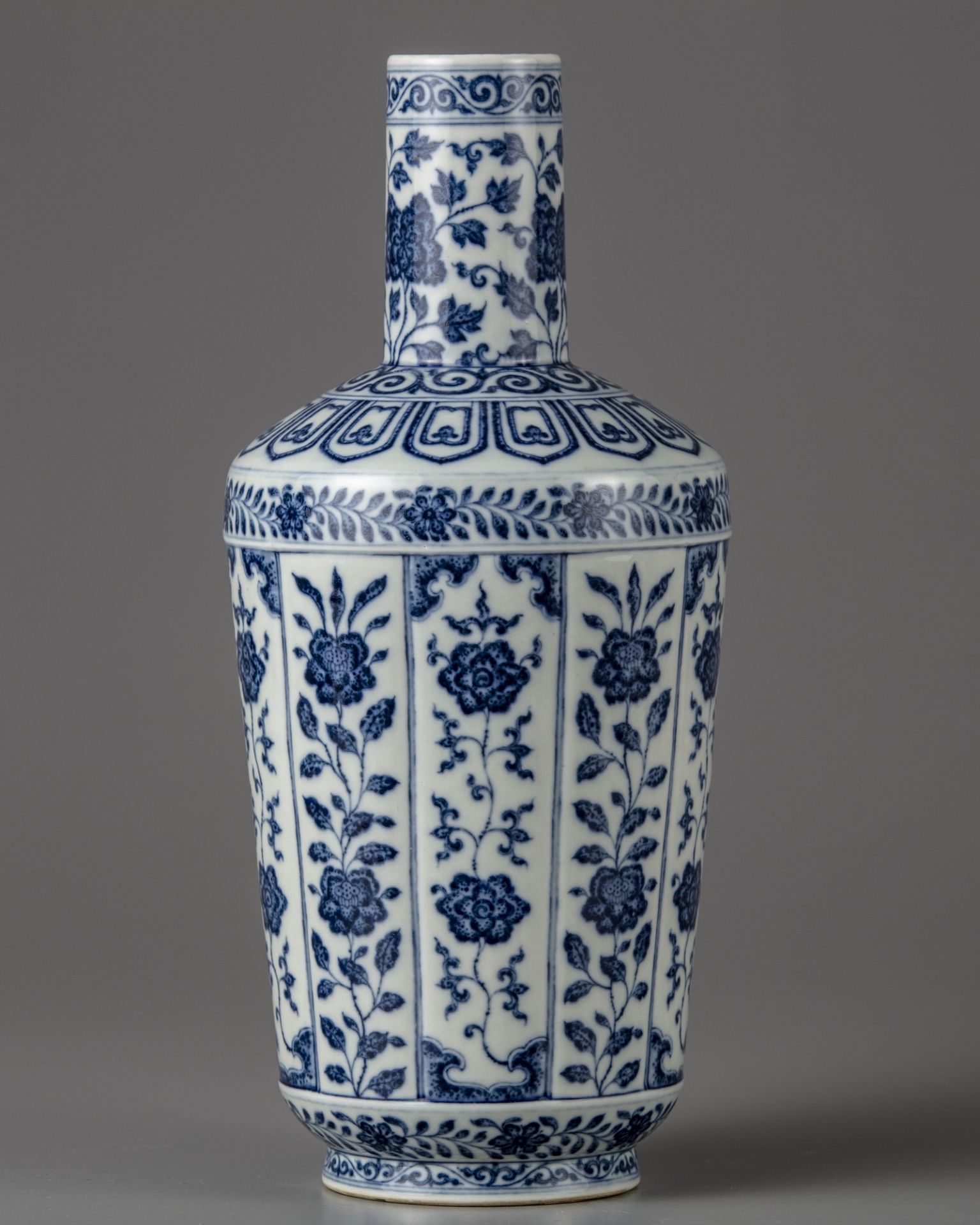 A Chinese bottle shaped vase - Bild 2 aus 11