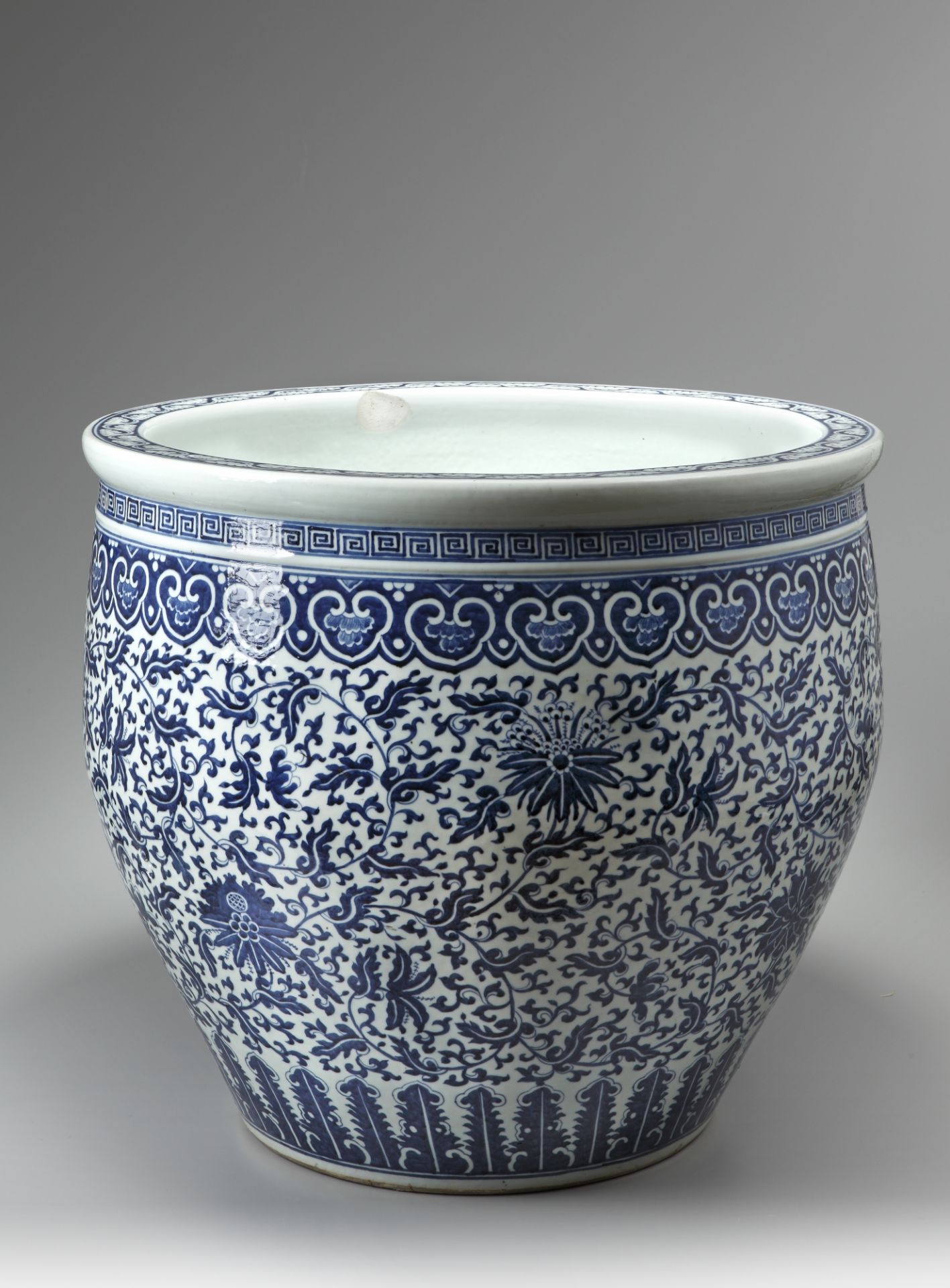 A large Chinese blue and white 'lotus' fish bowl - Bild 2 aus 5