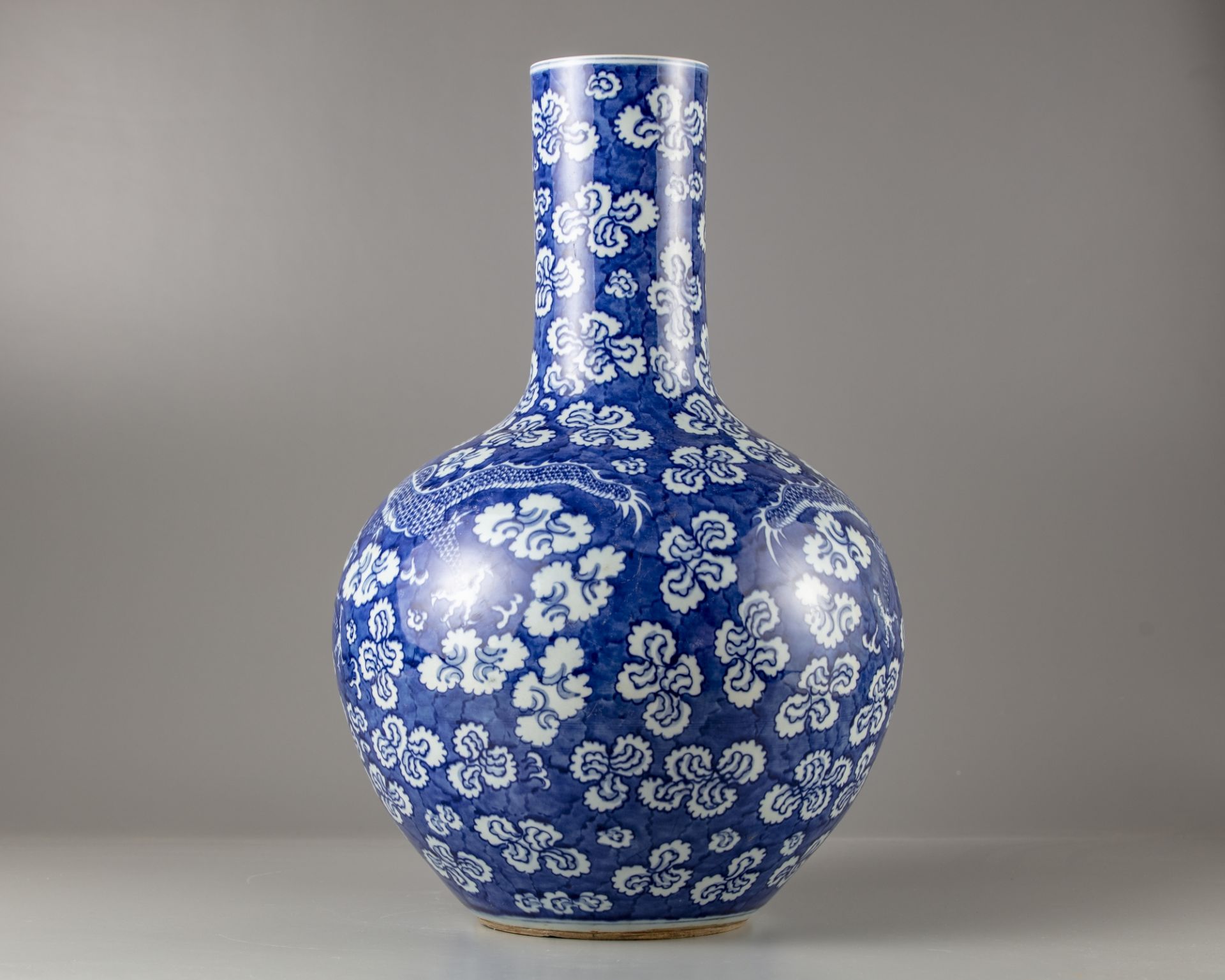 A blue and white 'dragon' bottle vase - Image 3 of 5