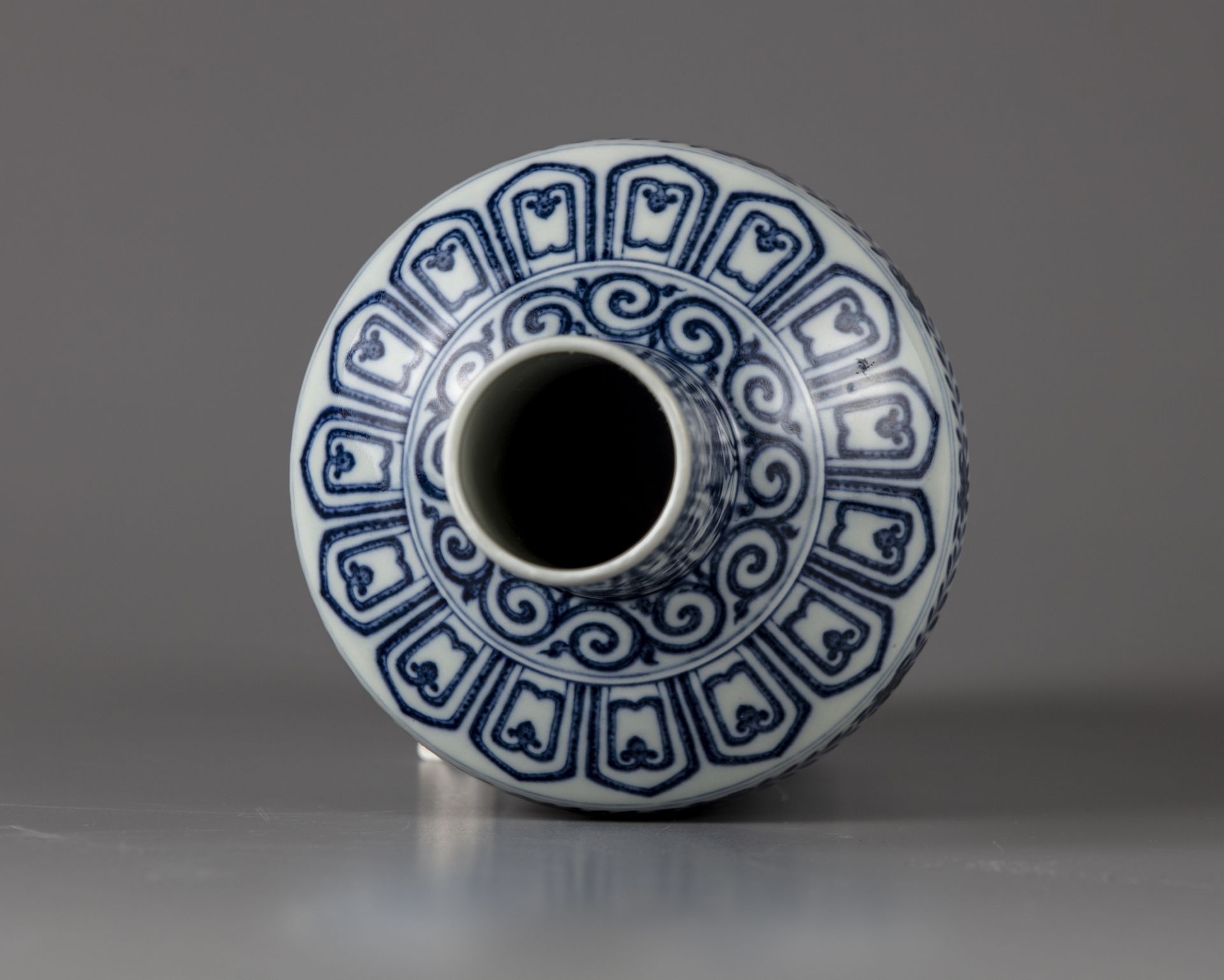 A Chinese bottle shaped vase - Bild 7 aus 11