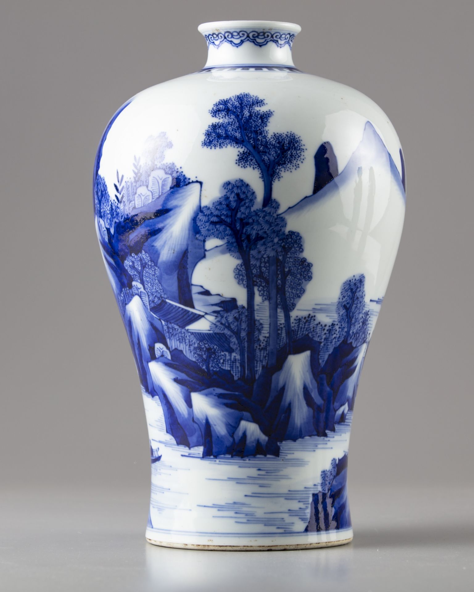 A blue and white meiping vase - Image 2 of 5