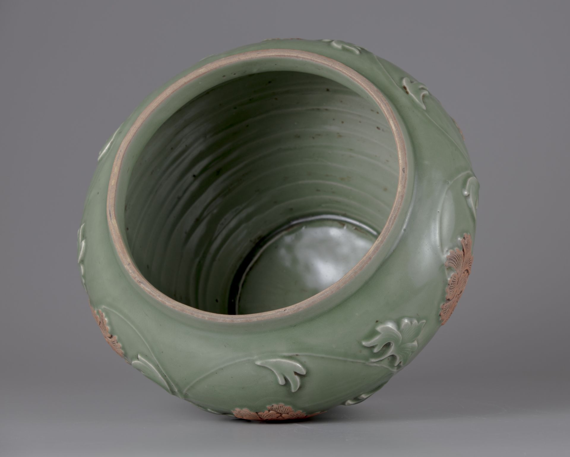 A celadon glazed jar and cover - Image 5 of 5