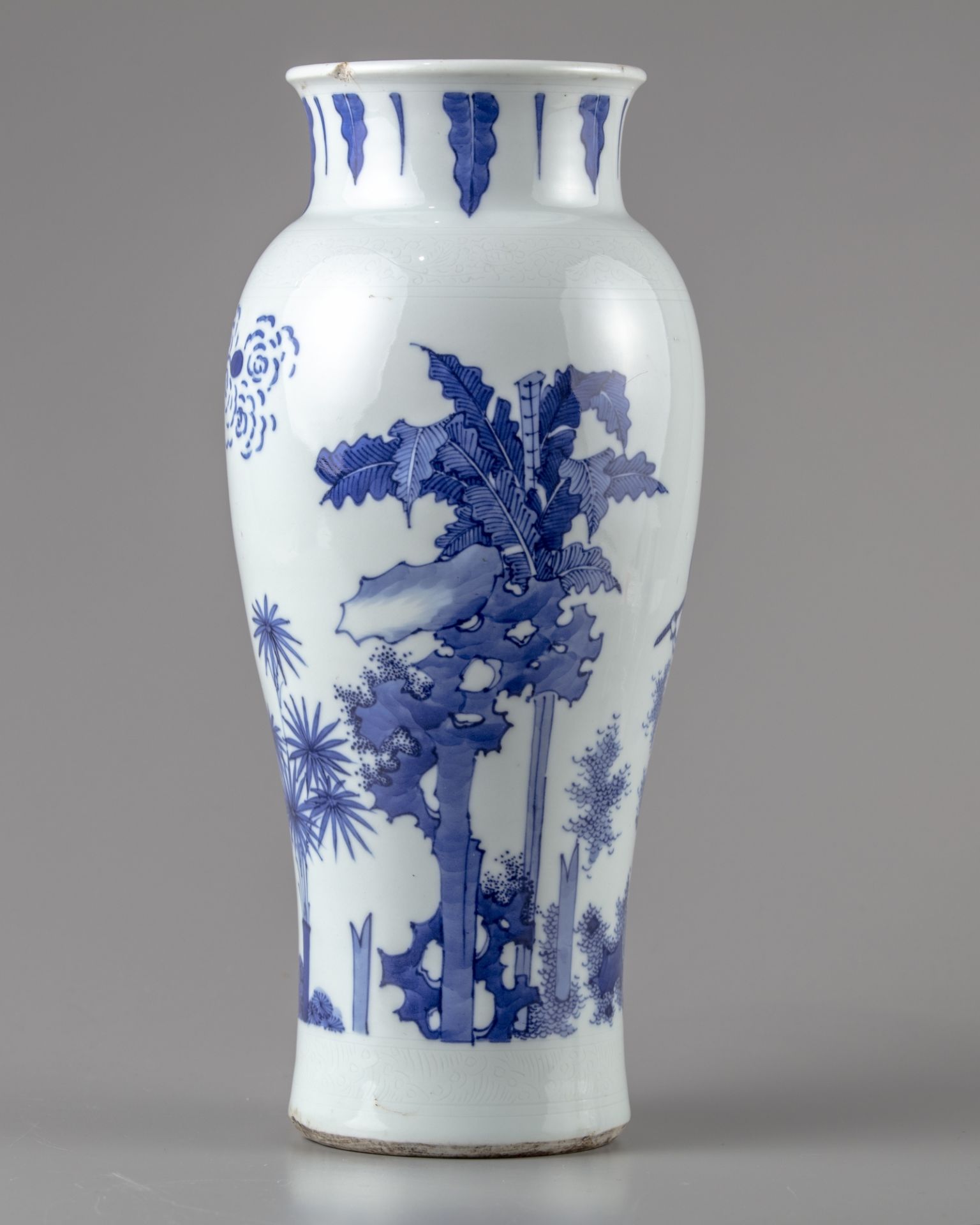 A Chinese blue and white 'Zhong Kui' slender vase - Bild 2 aus 7