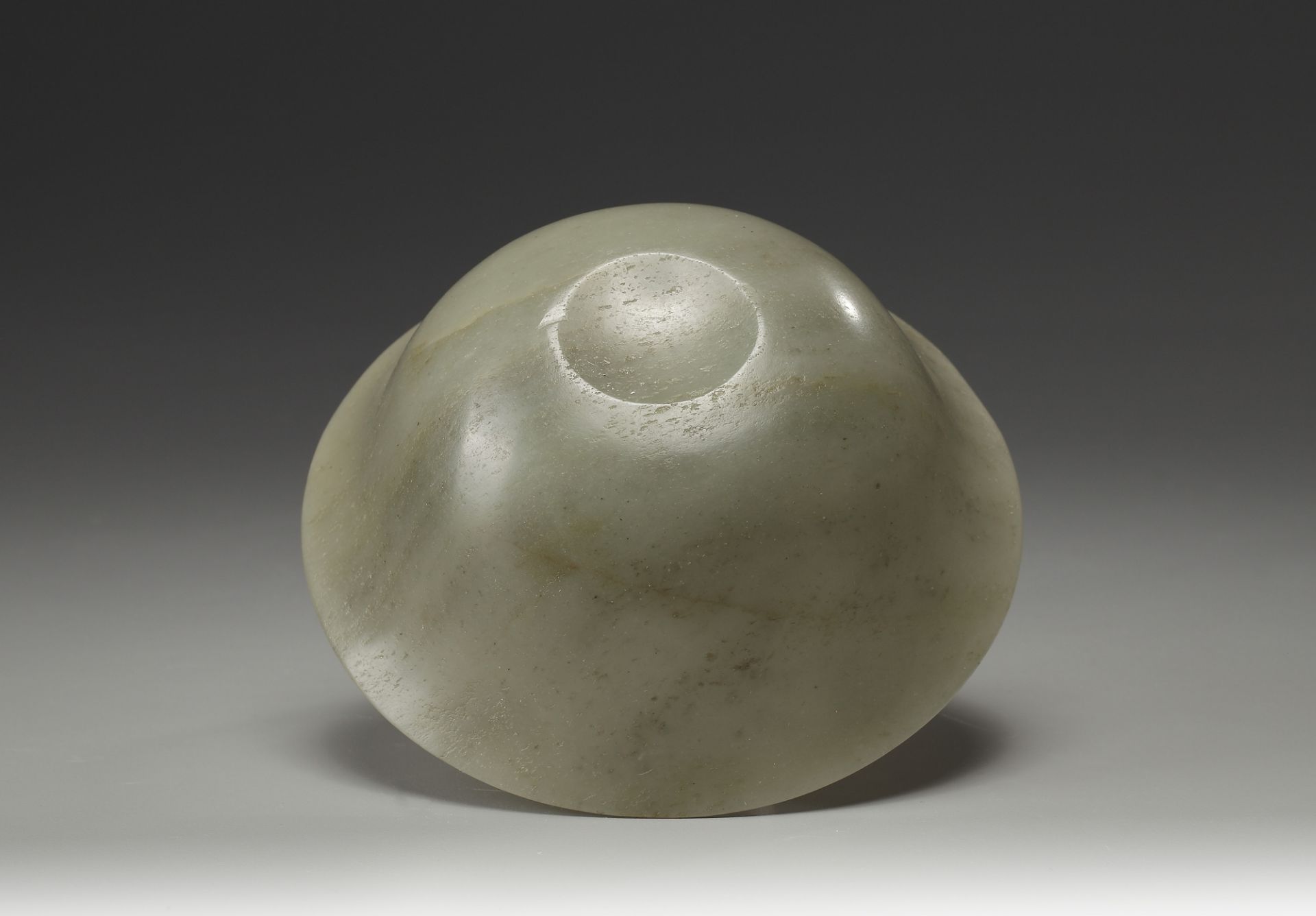 A celadon jade bowl - Image 2 of 5