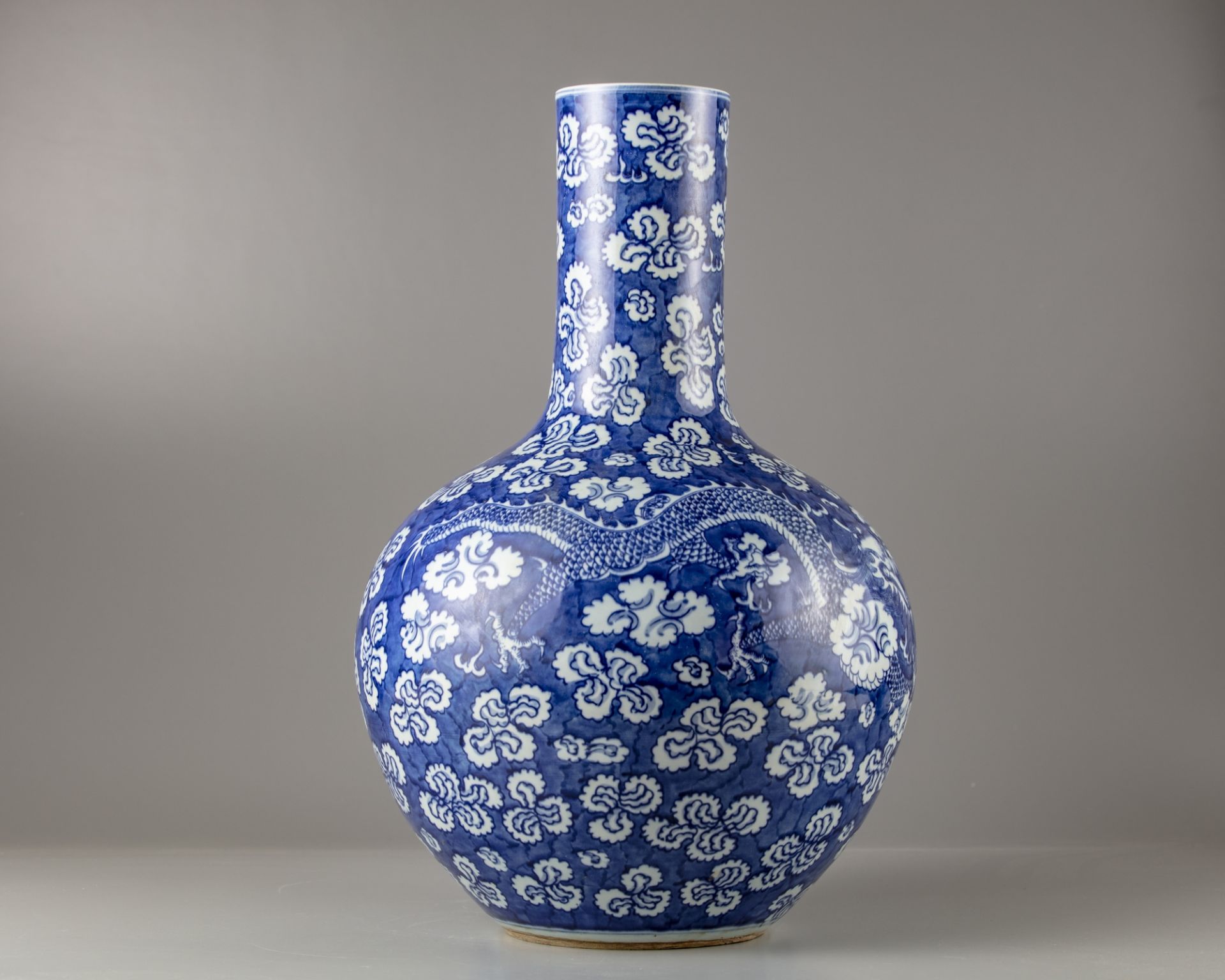 A blue and white 'dragon' bottle vase - Image 2 of 5