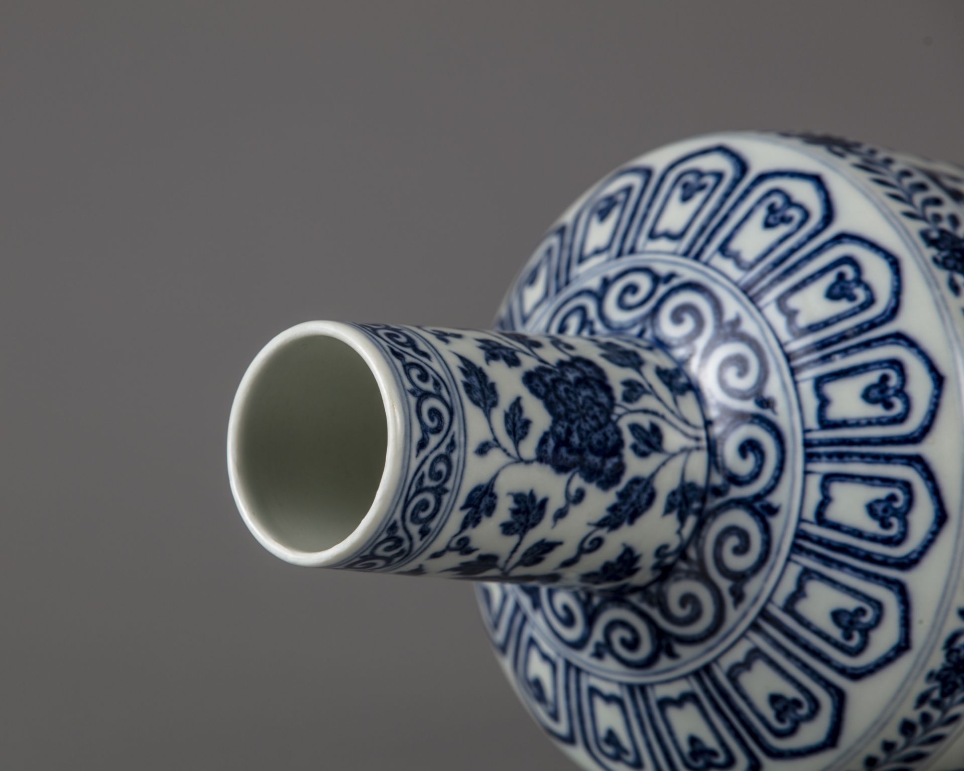 A Chinese bottle shaped vase - Bild 4 aus 11