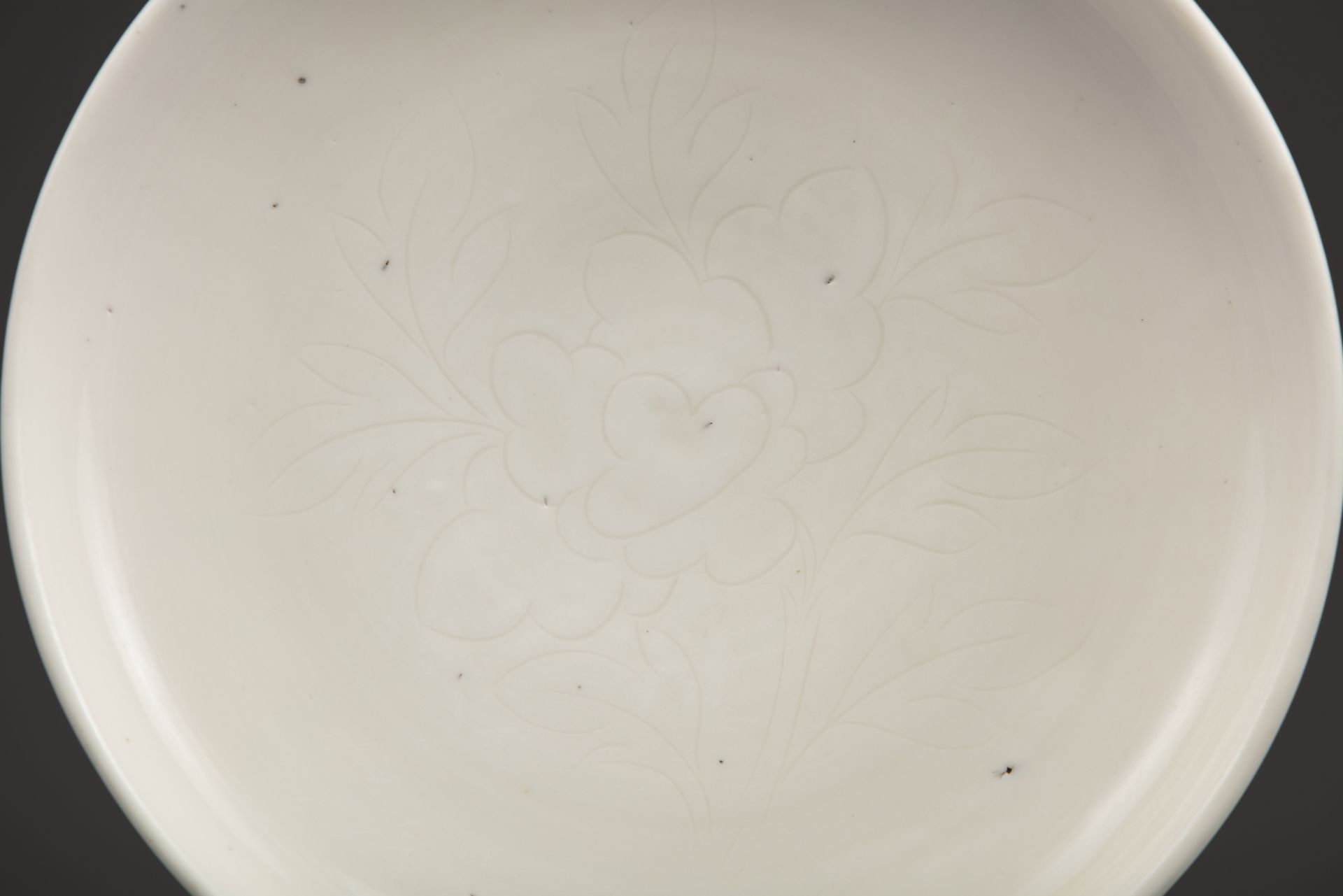 A Dehua incised dish - Image 3 of 5