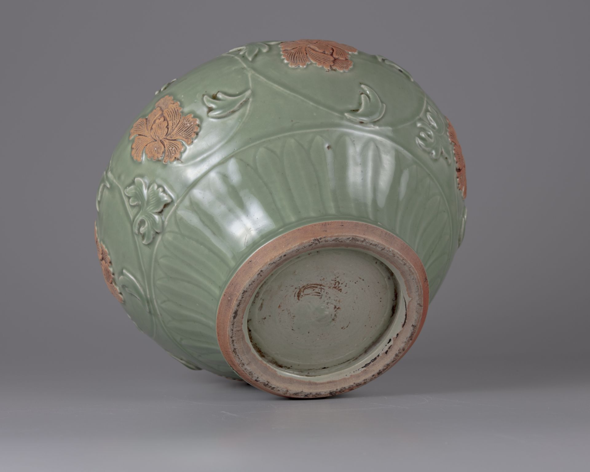 A celadon glazed jar and cover - Image 2 of 5