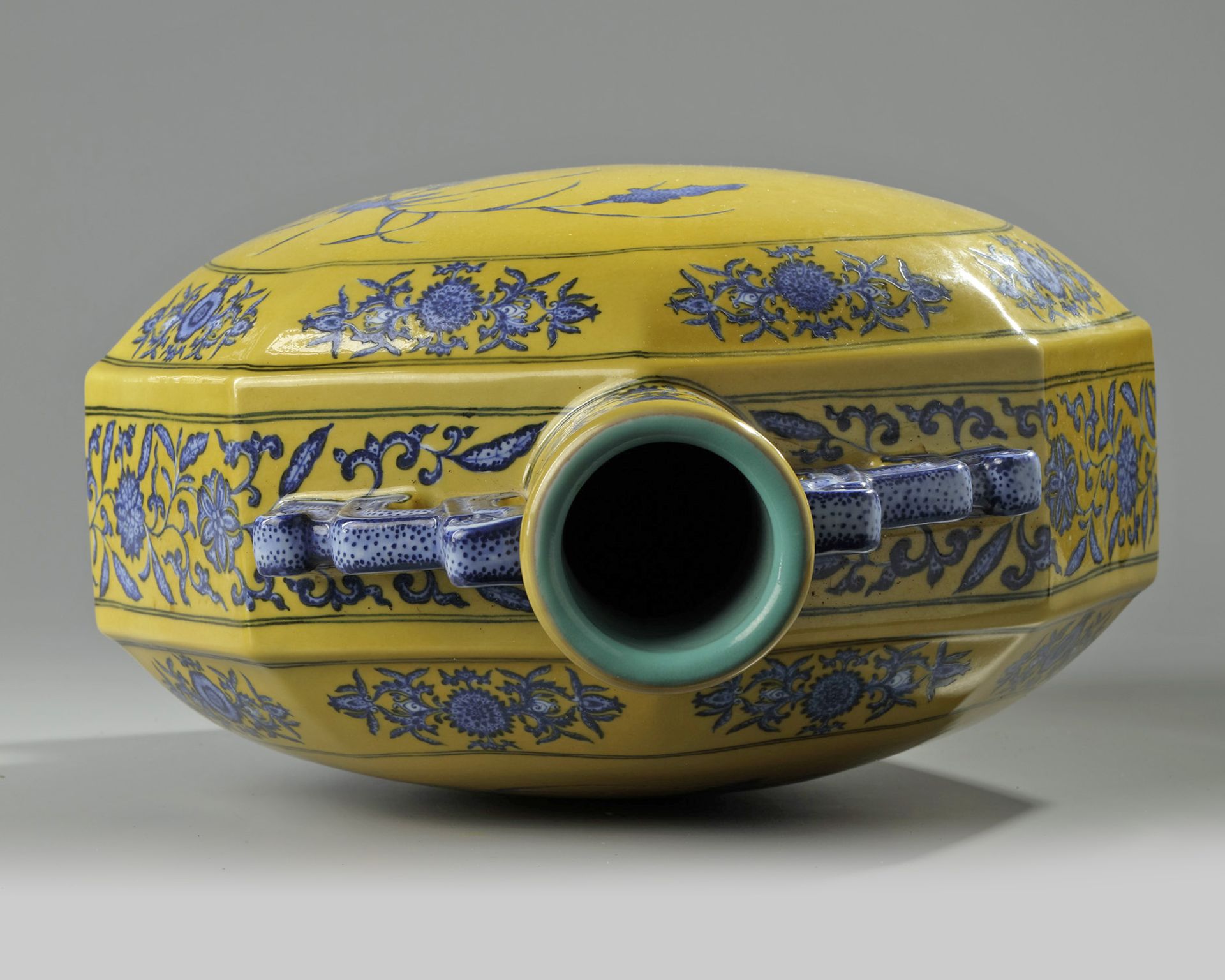 A massive Chinese yellow-ground blue and white moonflask - Image 4 of 5