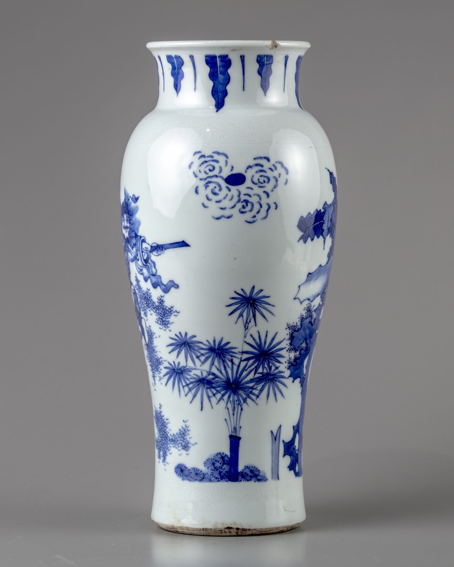 A Chinese blue and white 'Zhong Kui' slender vase - Bild 4 aus 7