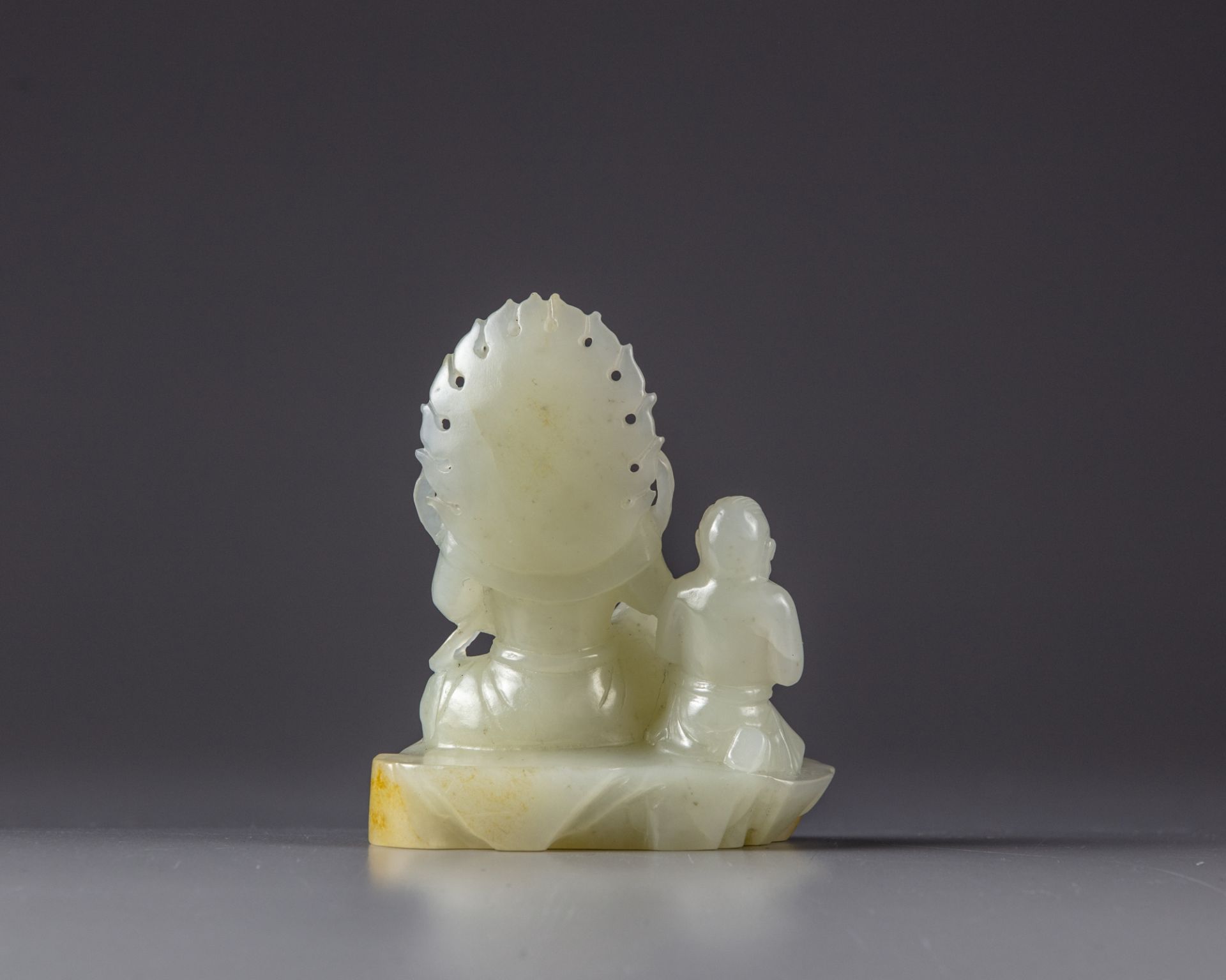 A Chinese white jade ‘Guanyin and acolyte’ carving - Bild 2 aus 2