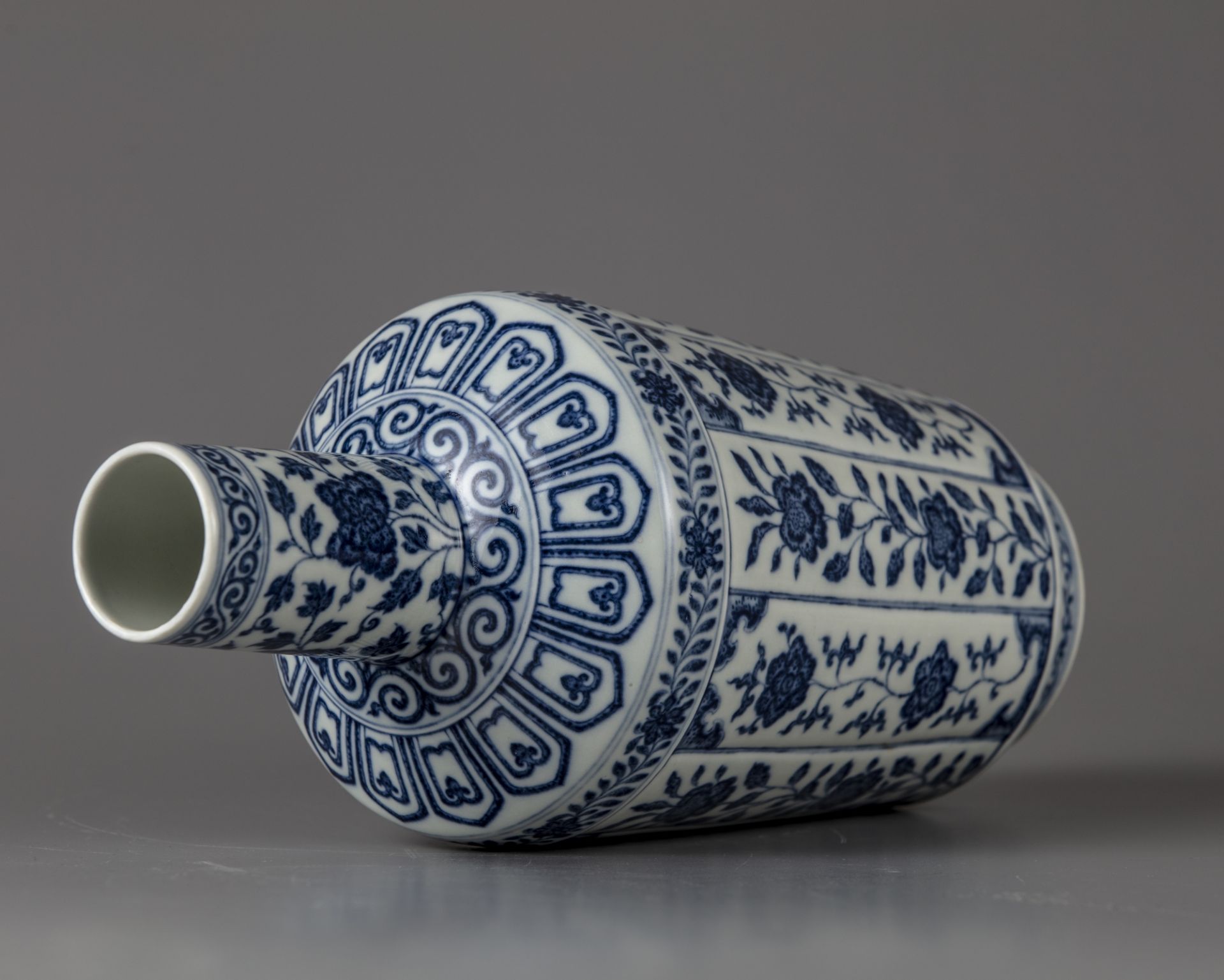 A Chinese bottle shaped vase - Bild 10 aus 11